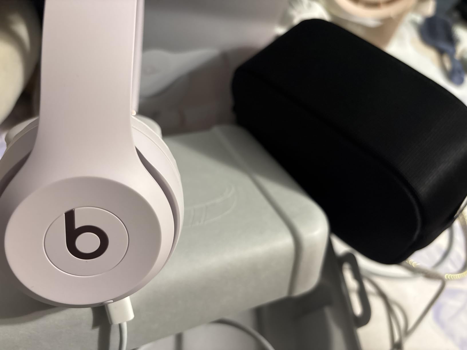 Beats Solo 4 - Wireless On-Ear Bluetooth Headphones, Up to 50-Hour Battery Life, Ultra-Lightweight Comfort, Powerful and Balanced Sound, Apple & Android Compatible - Matte Black customer photo 2