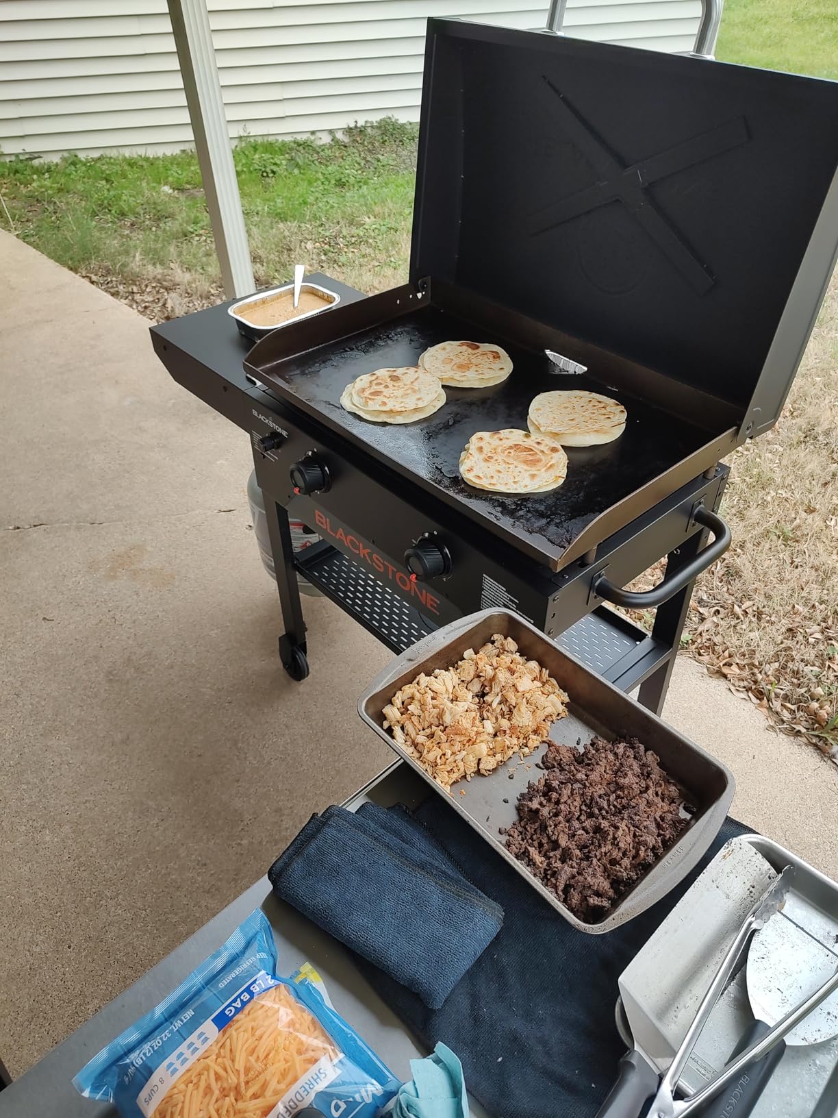 Blackstone 28 Inch Original Omnivore Griddle 2206, 2 Burner Outdoor Flat Top Grill, Propane customer photo 2