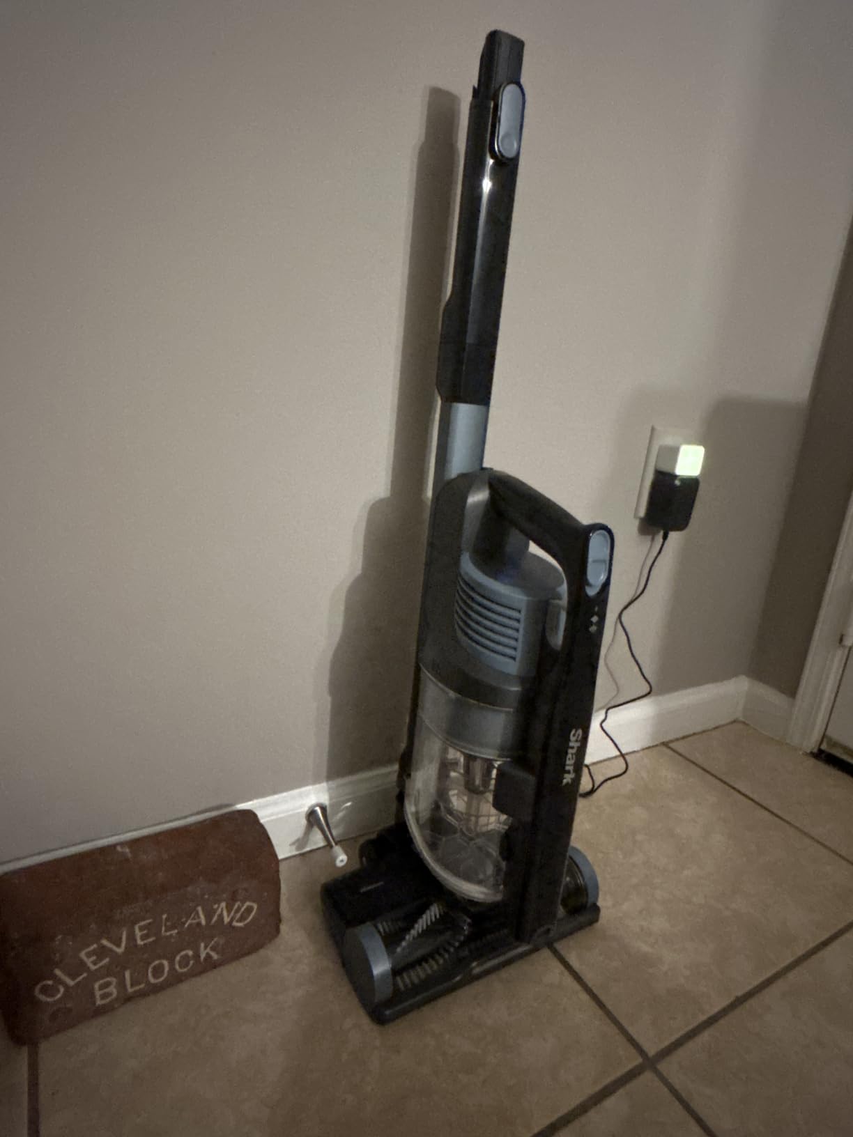 Shark PowerPro Reveal Plus Cordless Vacuum (IZ376H) - FloorDetect & Dirt-Reveal Technology, HEPA Filter, Carpet & Hard Floor, Charcoal customer photo 1