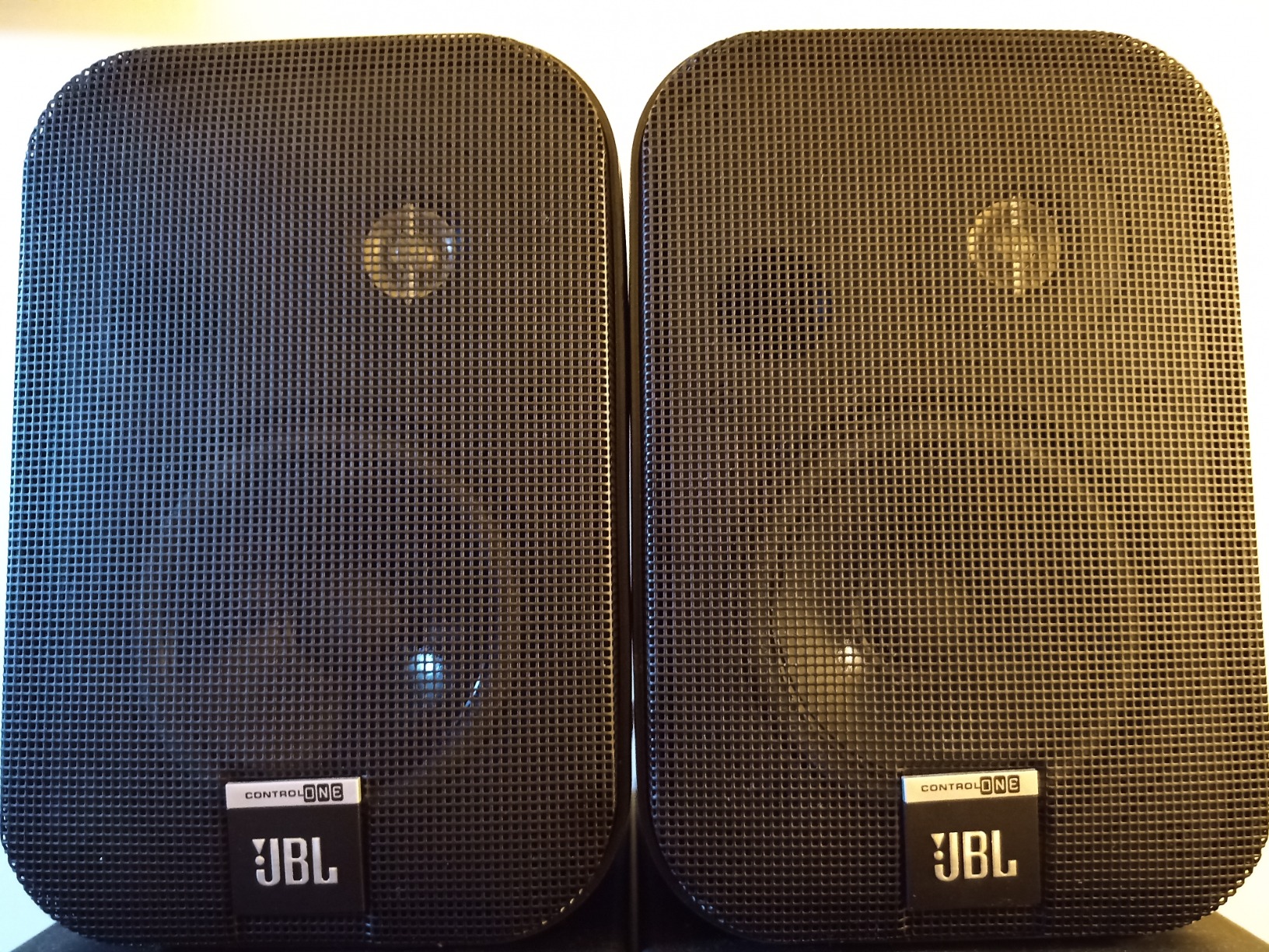 Dual Waterproof Outdoor -Speaker System - 6.5 Inch Pair of Weatherproof Wall / Ceiling Mounted -Speakers Heavy Duty Universal Mount - Use in the Pool, Patio, Indoor - Pyle PDWR50B (Black) customer photo 2