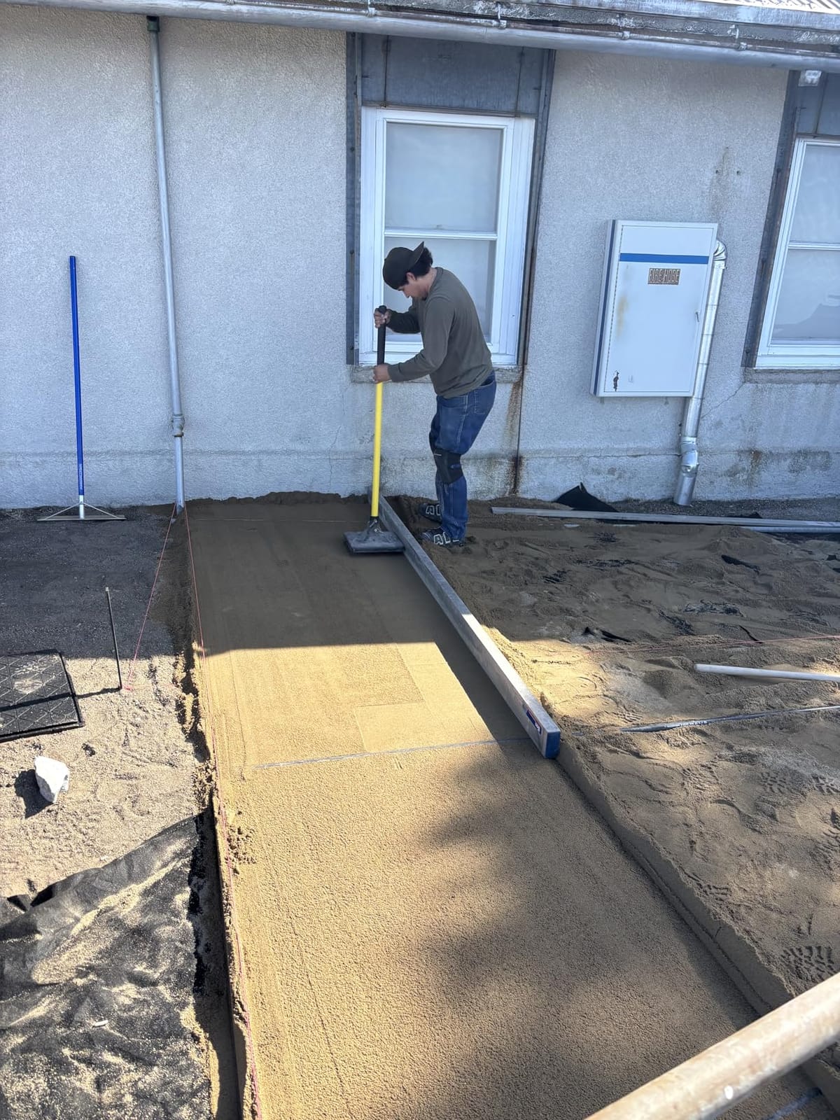 Bon Reinforced Aluminum H Screed - 3/4 in. x 4 in. x 8 ft. with Center Rib and Replaceable End Caps - Heavy-Duty Screeding Tool for Large Concrete Pours customer photo 1