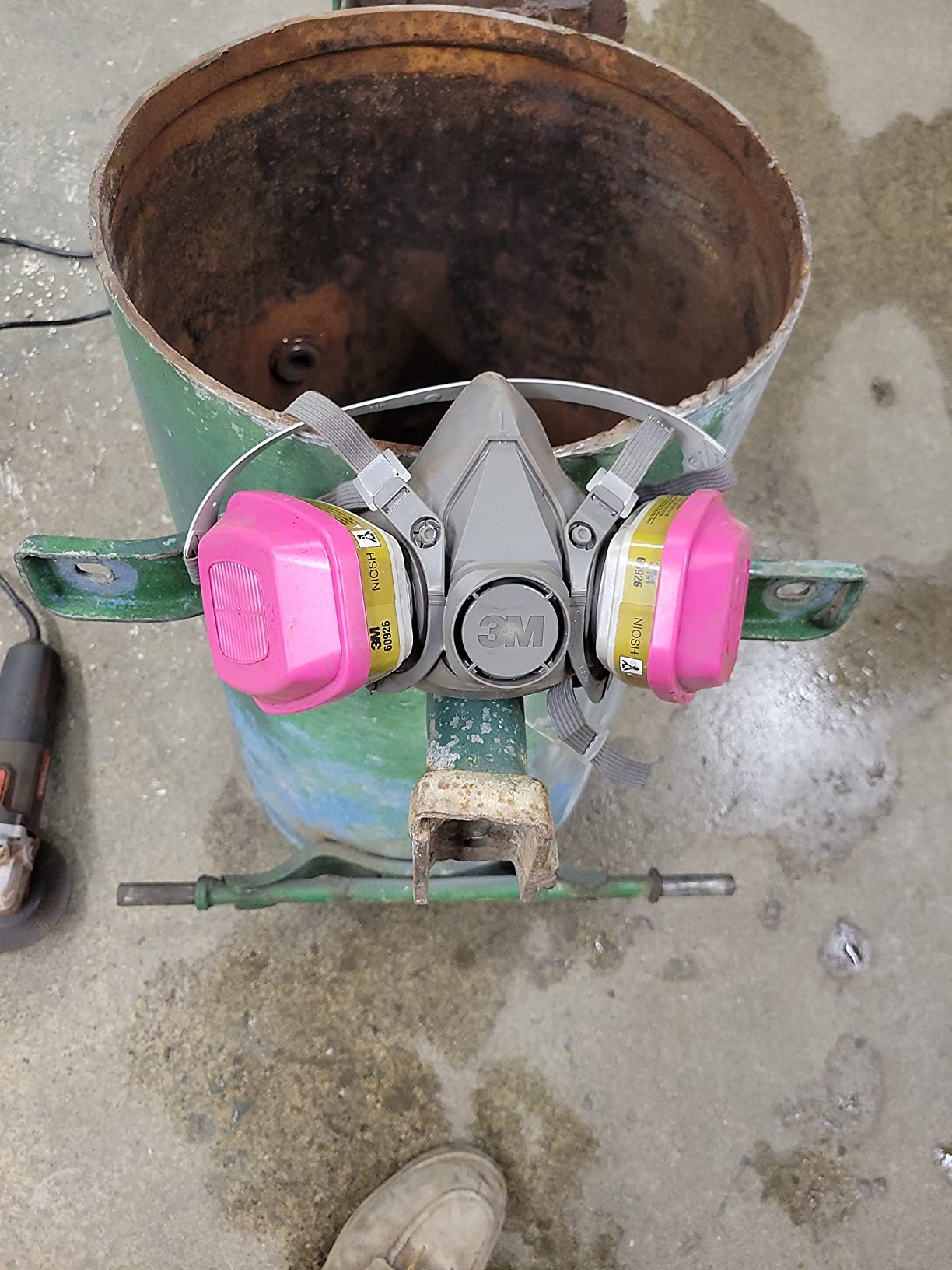 3M Half Facepiece Reusable Respirator 6300, NIOSH, Large | Four-Point Harness, Comfortable Fit, Dual Airline Supplied Air Compatible, Bayonet Connections, Painting, Sanding, Cleaning customer photo 2