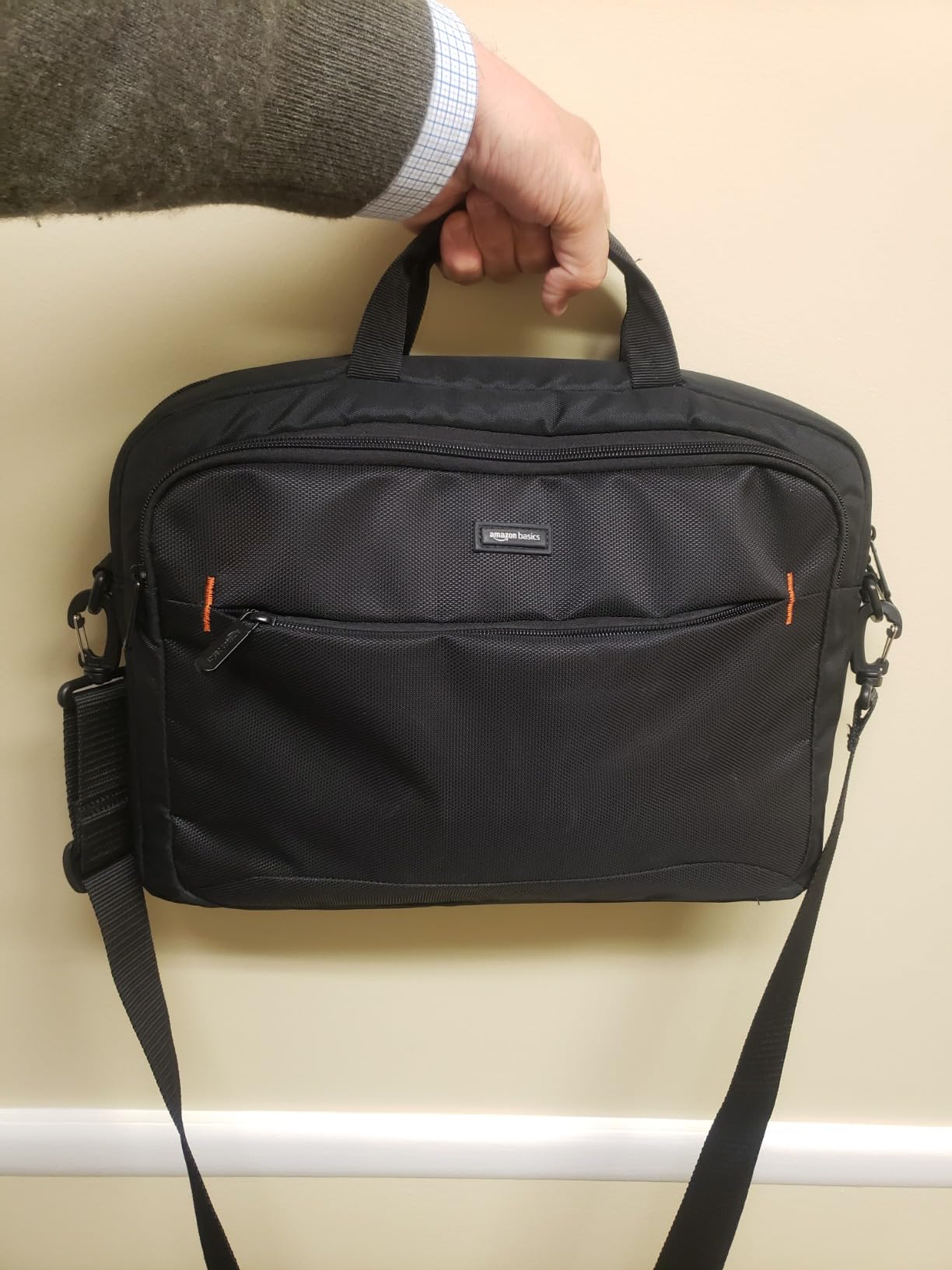 Amazon Basics 15.6 in Laptop Bag with Shoulder Strap and Handle, Large Capacity, Spacious Compartments, Black customer photo 1