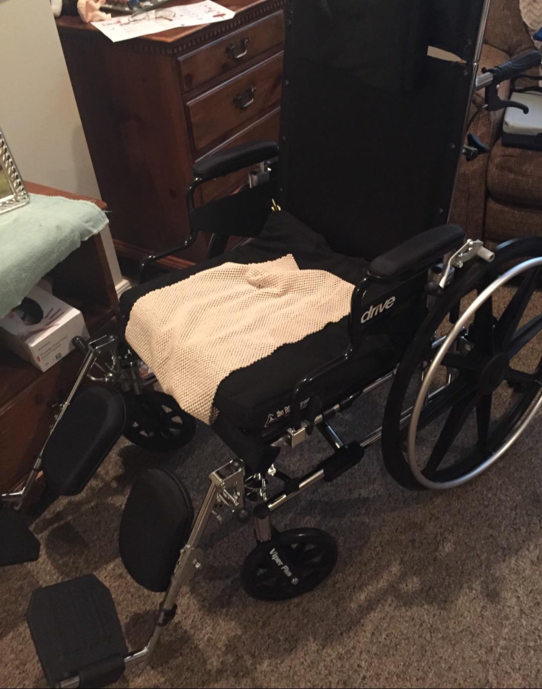 Drive Medical Viper Plus GT Full Reclining Wheelchair, Detachable Desk Arms, 20