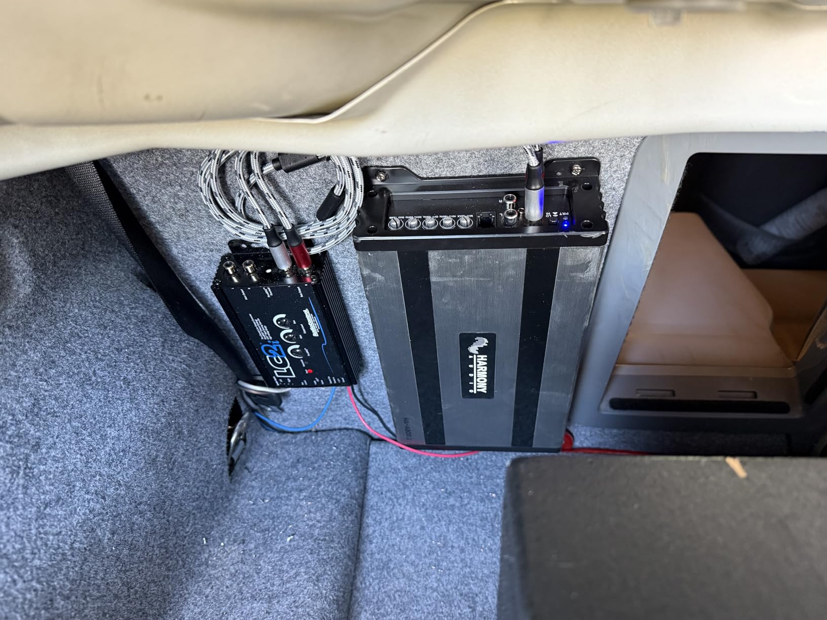 AudioControl LC2i 2-Channel Line Output Converter with AccuBASS for Adding Subwoofers, Amplifiers to Factory Car Audio Receiver Head Unit, Speaker Level to RCA Line Level Converter customer photo 1