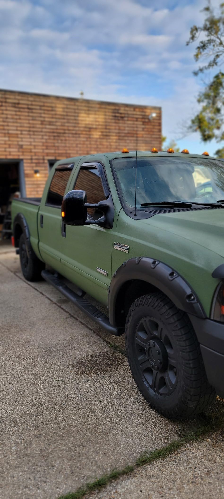 Tyger Auto Fender Flares Compatible with 1999-2007 Ford F-250 F-350 Super Duty, Smooth Textured Paintable Bolt-Riveted Style 4pc | TG-FF8F4098 customer photo 2