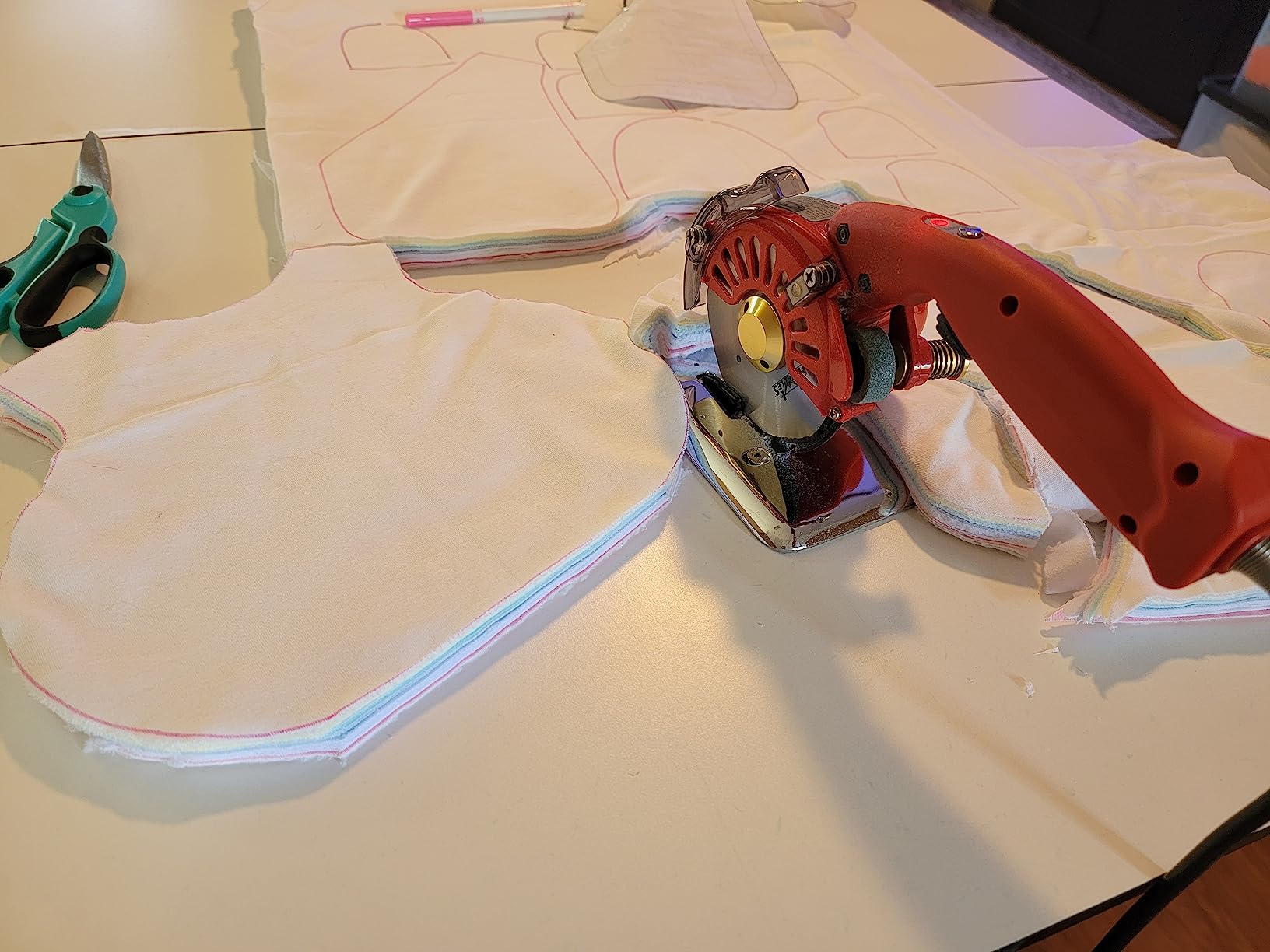 Hercules HRK-100 5-Speed Electric Rotary Cutter for Cloth, Leather, Natural and Synthetic Fabrics - 4 Inch Single & Multi-Layer Round Knife Cutting Machine customer photo 1