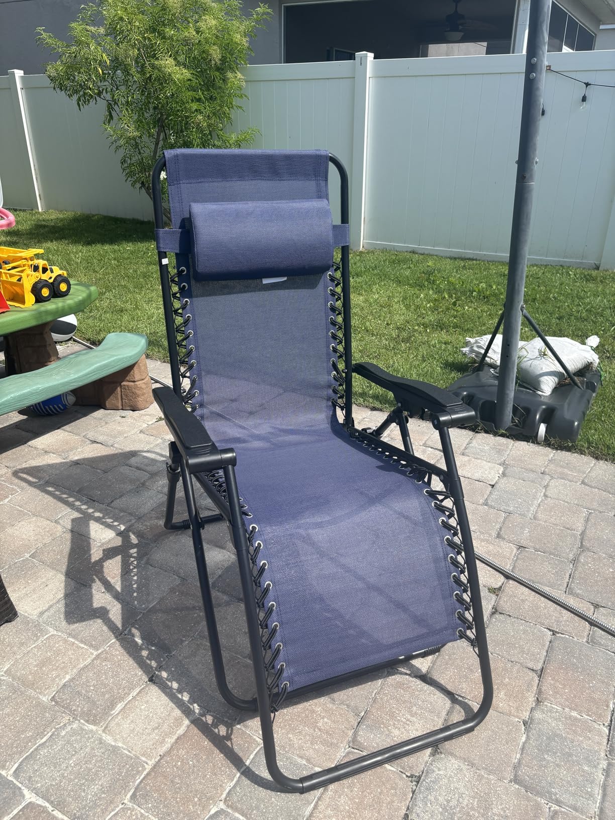 Amazon Basics Zero Gravity Lounge Chair with Pillow, Foldable Outdoor Reclining Chair for Patio and Beach, Weather-Resistant Textilene, 300 lb Capacity, 26