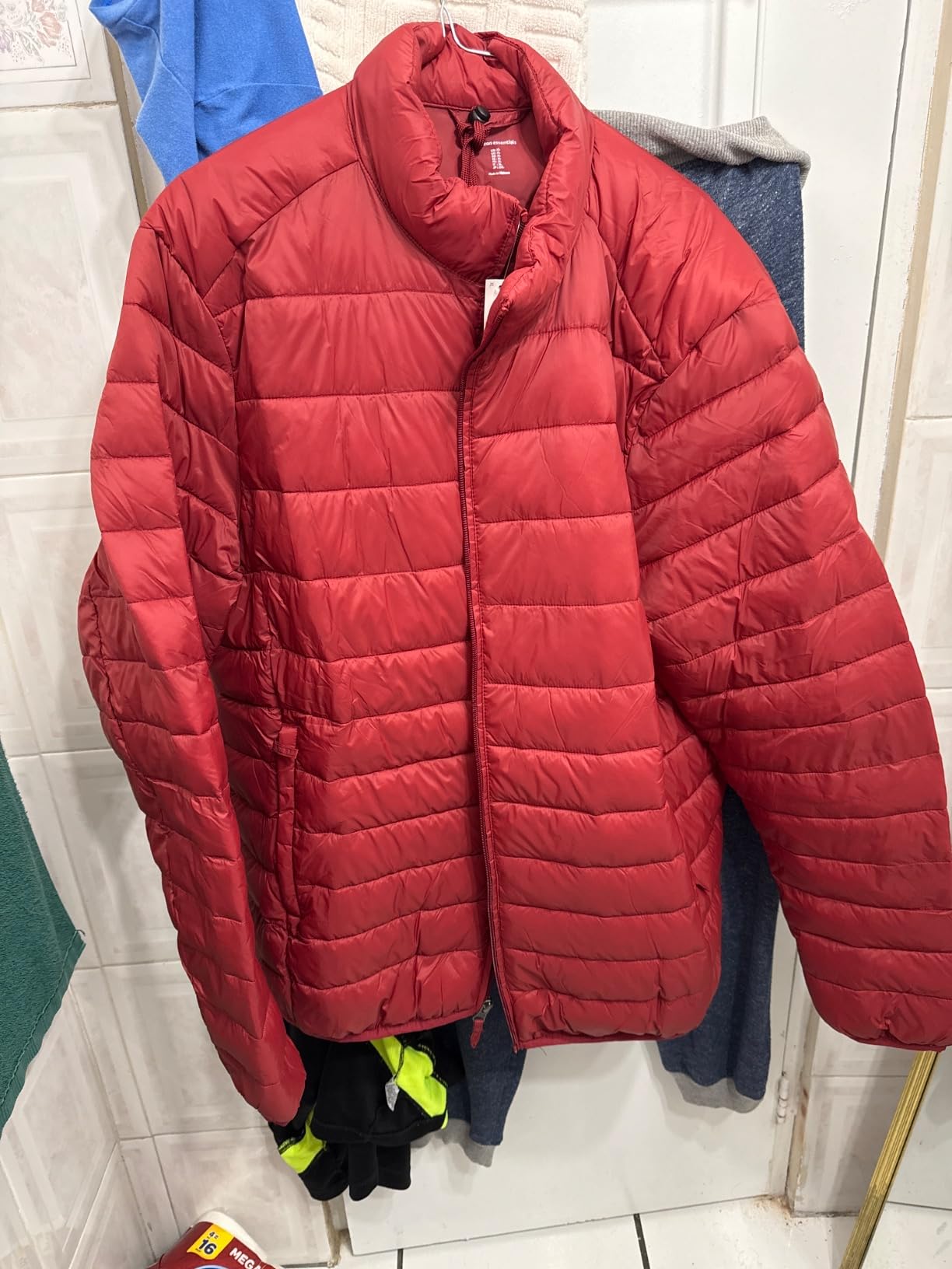 Amazon Essentials Men's Packable Lightweight Water-Resistant Puffer Jacket (Available in Big & Tall) customer photo 1