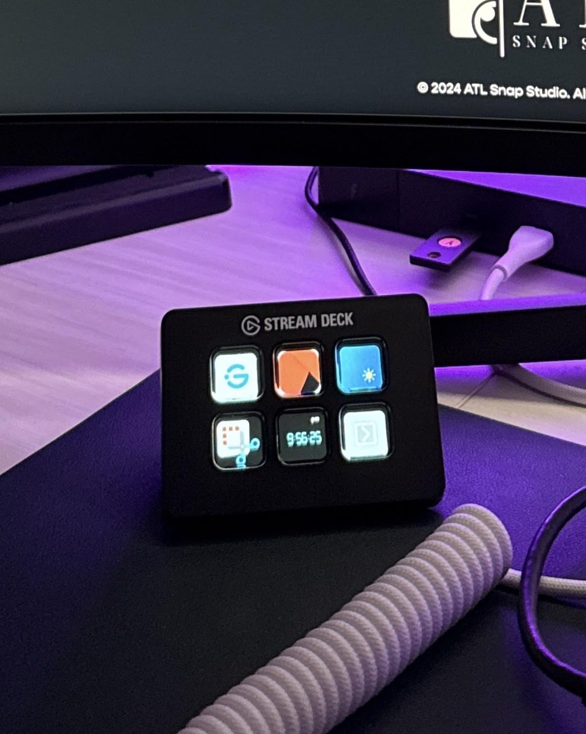 Elgato Stream Deck Mini, 6 Customizable LCD Macro Keys | Compatible with Zoom, Teams, Office, Adobe apps and more, Drag-and-drop setup, Multi-action sequencing, Works Mac and PC customer photo 1