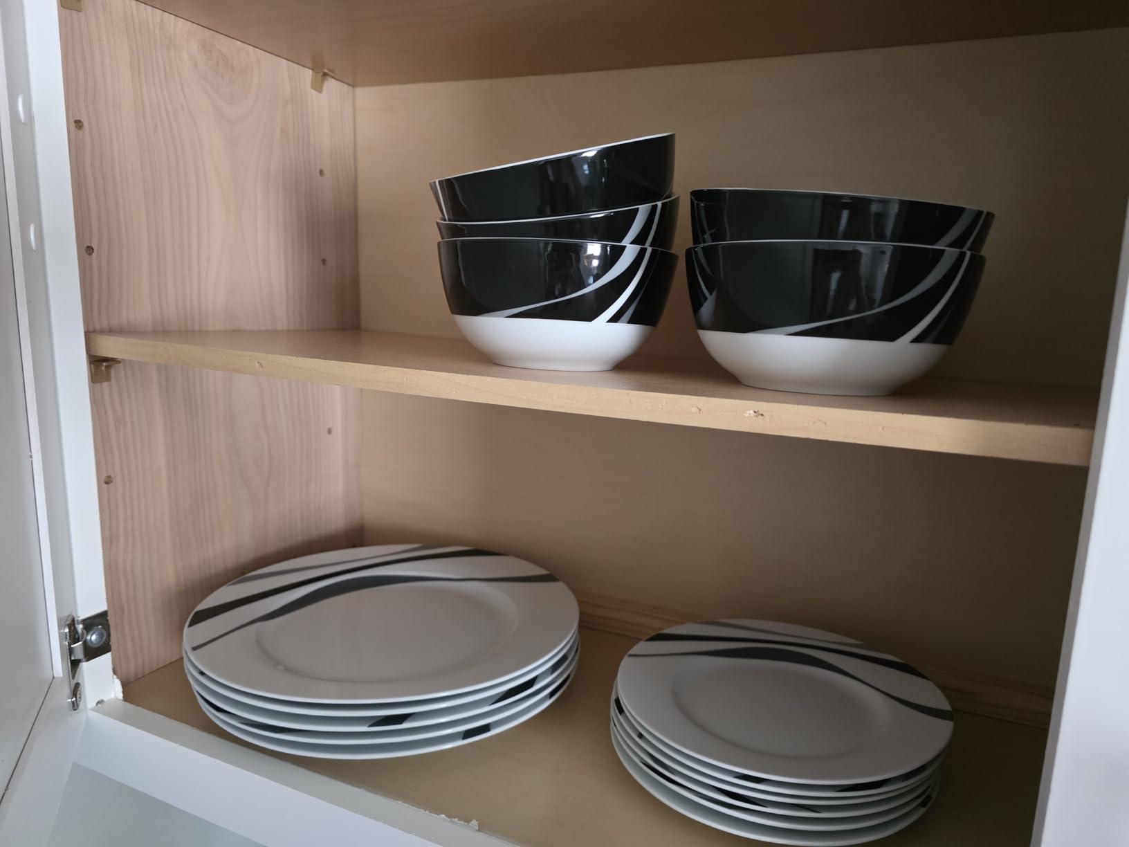 Amazon Basics 18-Piece Complete Kitchen Dinnerware Set, Microwave and Dishwasher Safe, Plates, Dishes, Bowls, Swirl, Heat Resistant, Service for 6, Everyday Use customer photo 1