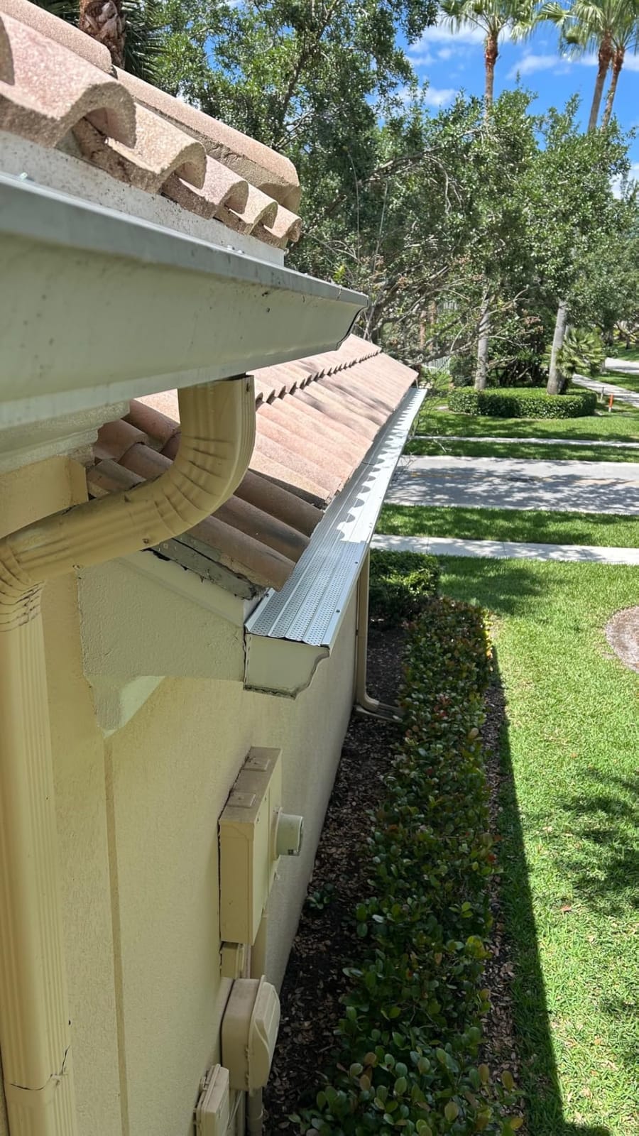 FlowGuard USA Made Professional DIY 6 Inch 50-Year Gutter Cover System - Brown - Aluminum Gutter Guards - 102 Feet - by FlexxPoint customer photo 1
