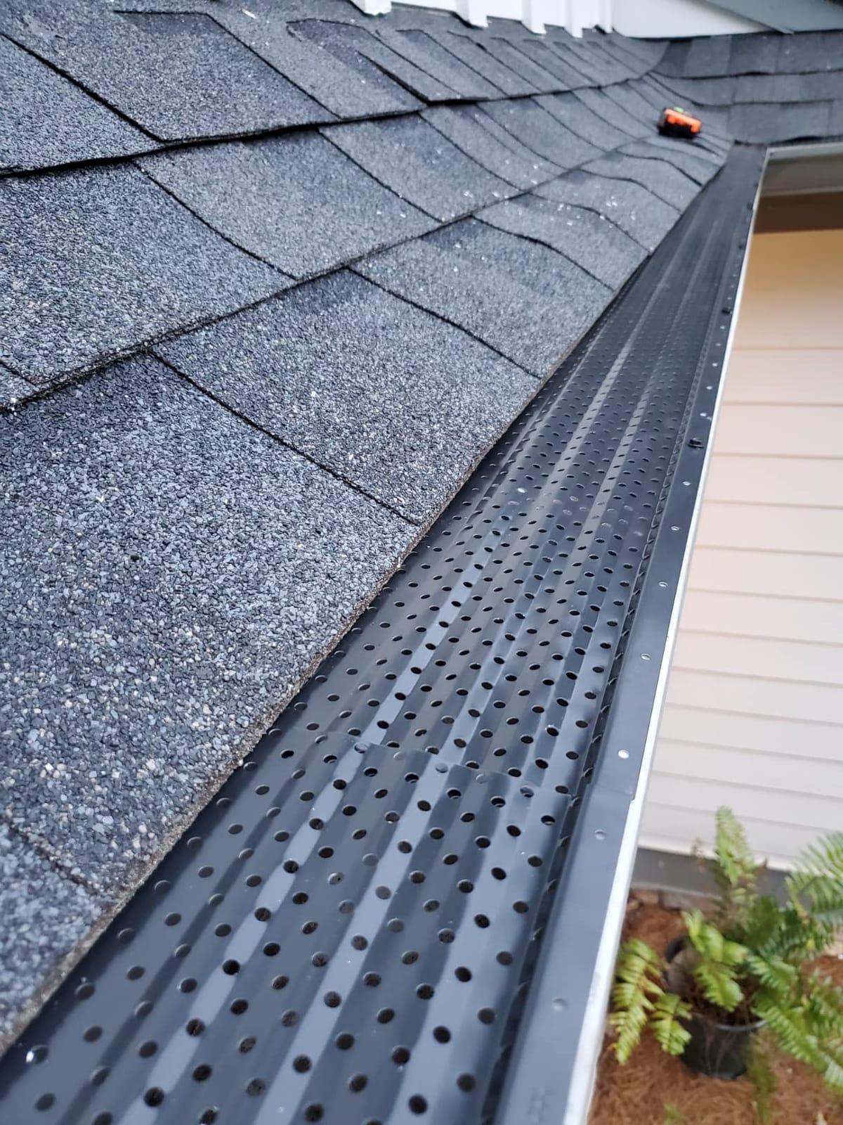 LeafTEK Heavy-Duty Aluminum Gutter Guard System, Fits 5 in, 32 ft, Black | Contractor-Trusted DIY Install Kit with Screws & Driver, Made in USA, Lifetime Replacement Warranty customer photo 1