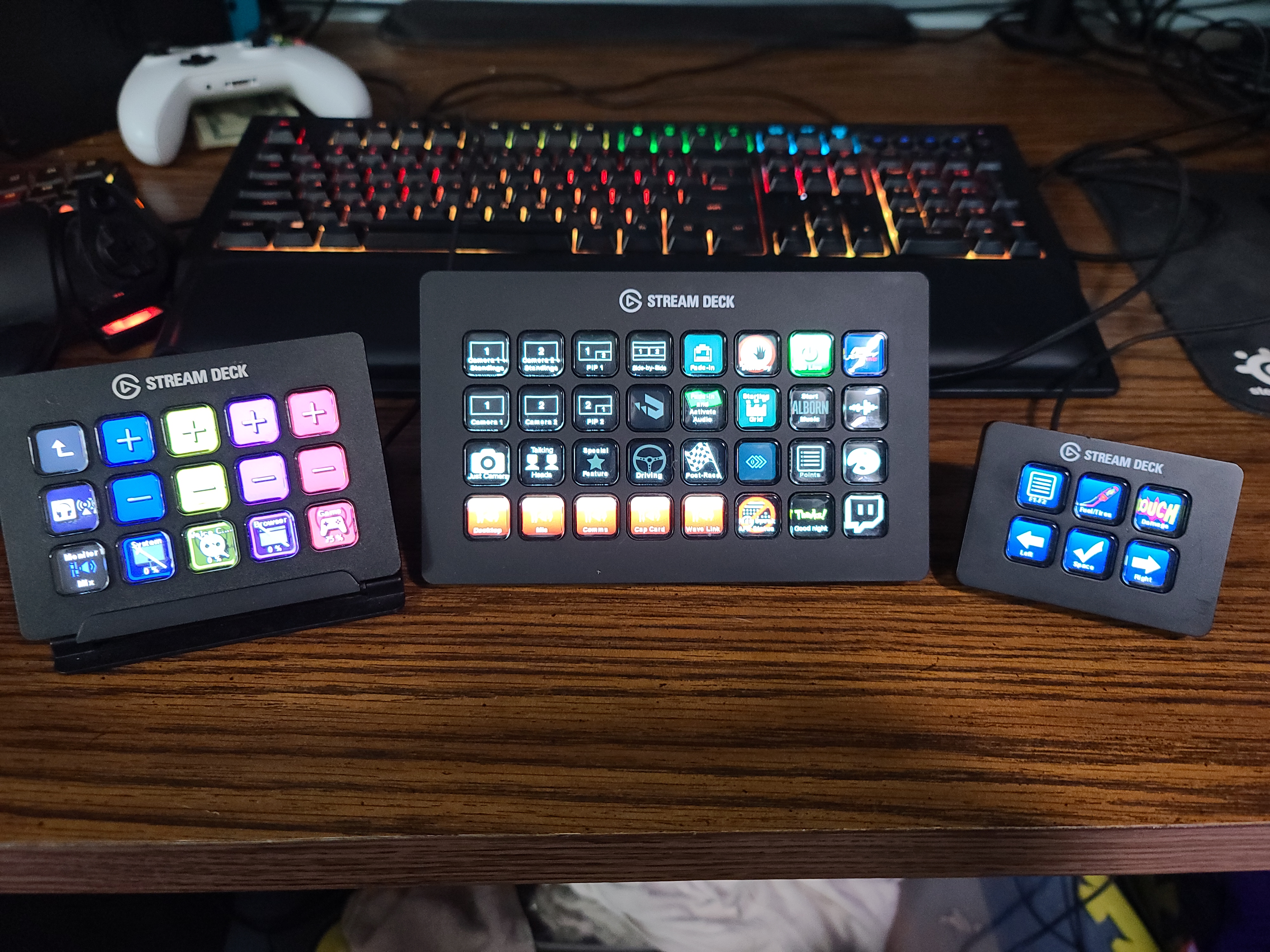 Elgato Stream Deck XL Advanced Studio Controller, 32 Keys customer photo 2