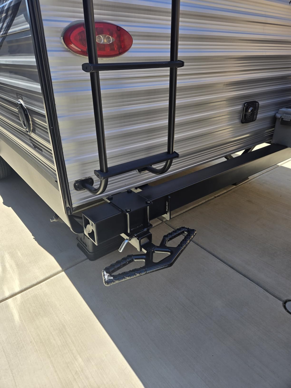 Eapele Tow Hitch Step for 2 inch Receiver, Universal Anti Slip Bumper Guard, Strong Steel 10000lbs Maximum Load, for Trailer Tow Truck Pickup SUV Pickup Van RV customer photo 2