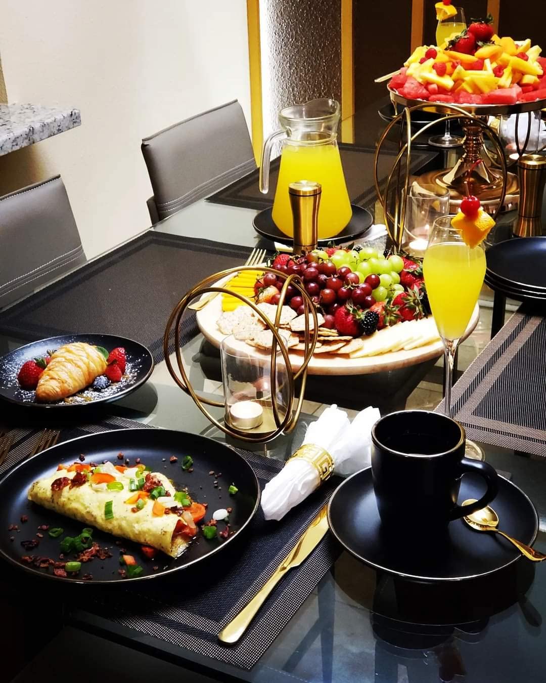 Gibson Home Rockaway 16-Piece Round Stoneware Dinnerware Set, Service for 4 - Black with Gold Rim Plates and Bowls, Microwave & Dishwasher Safe customer photo 1