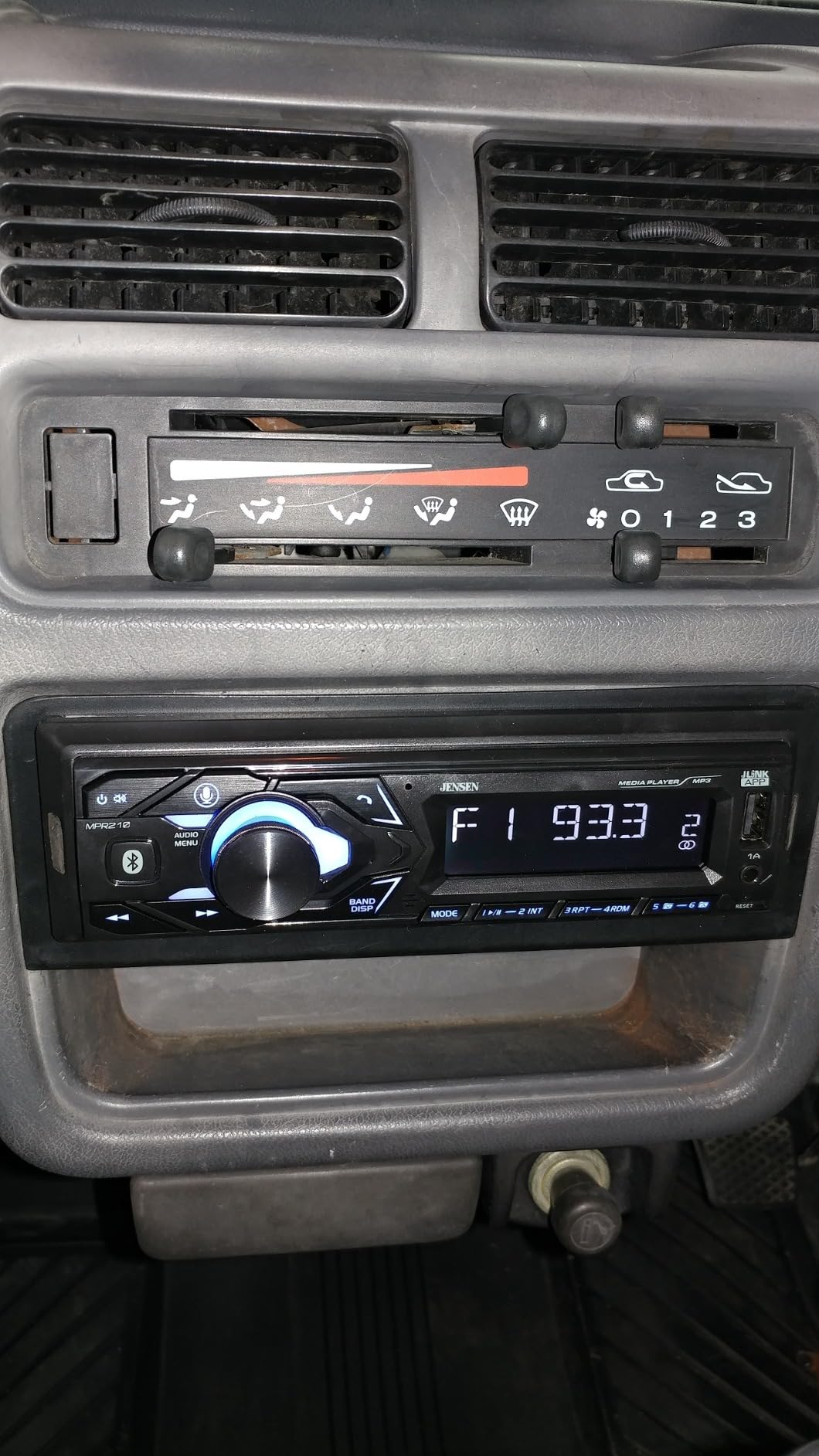Jensen MPR210 Single DIN Bluetooth Car Stereo, Hands-Free, AM/FM, USB, Bluetooth hands-free calling and streaming, push-to-talk assistant, USB playback and charging customer photo 2