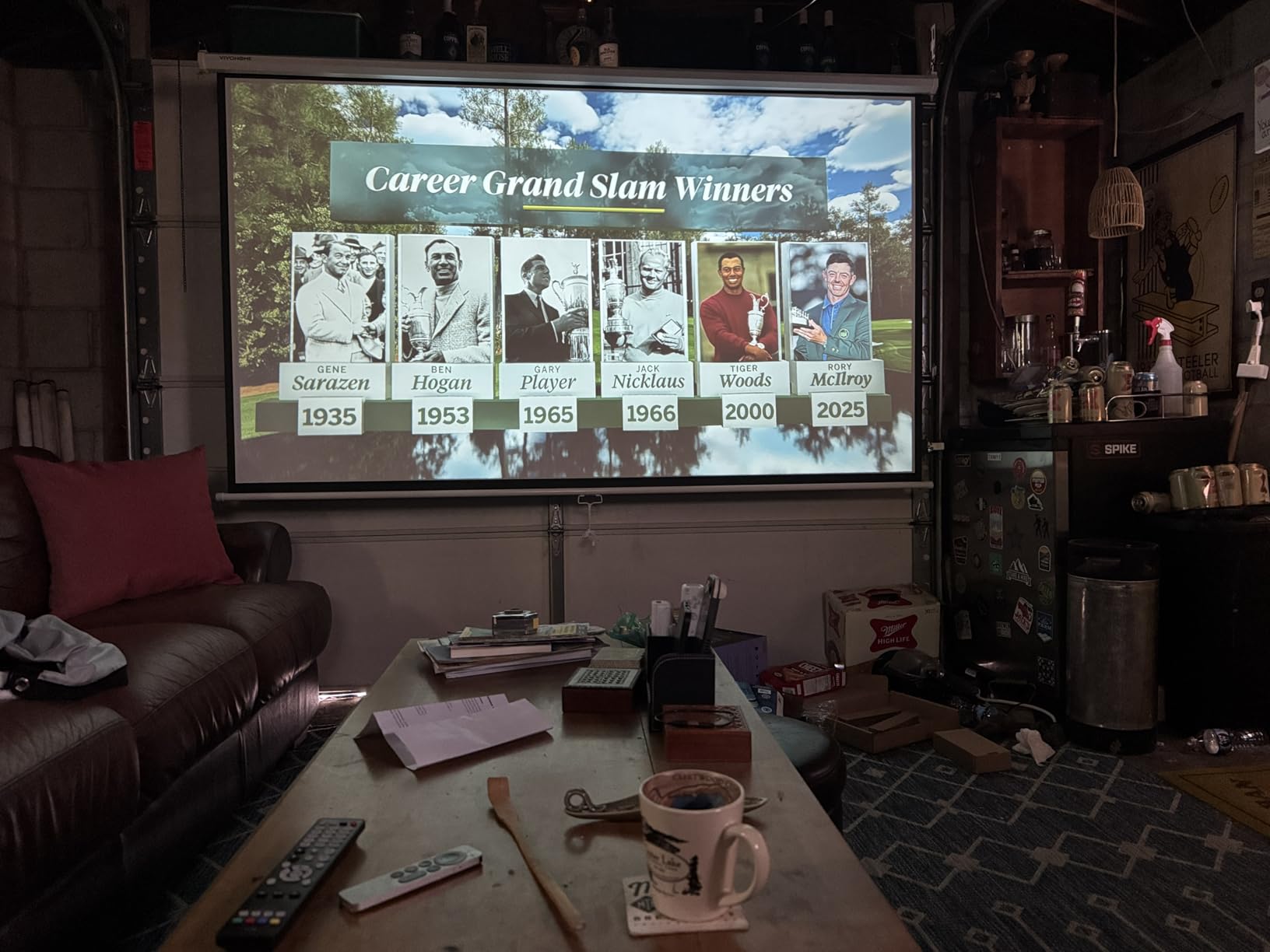 VIVOHOME 120 Inch 1:1 Pull Down Projector Screen, Black customer photo 1