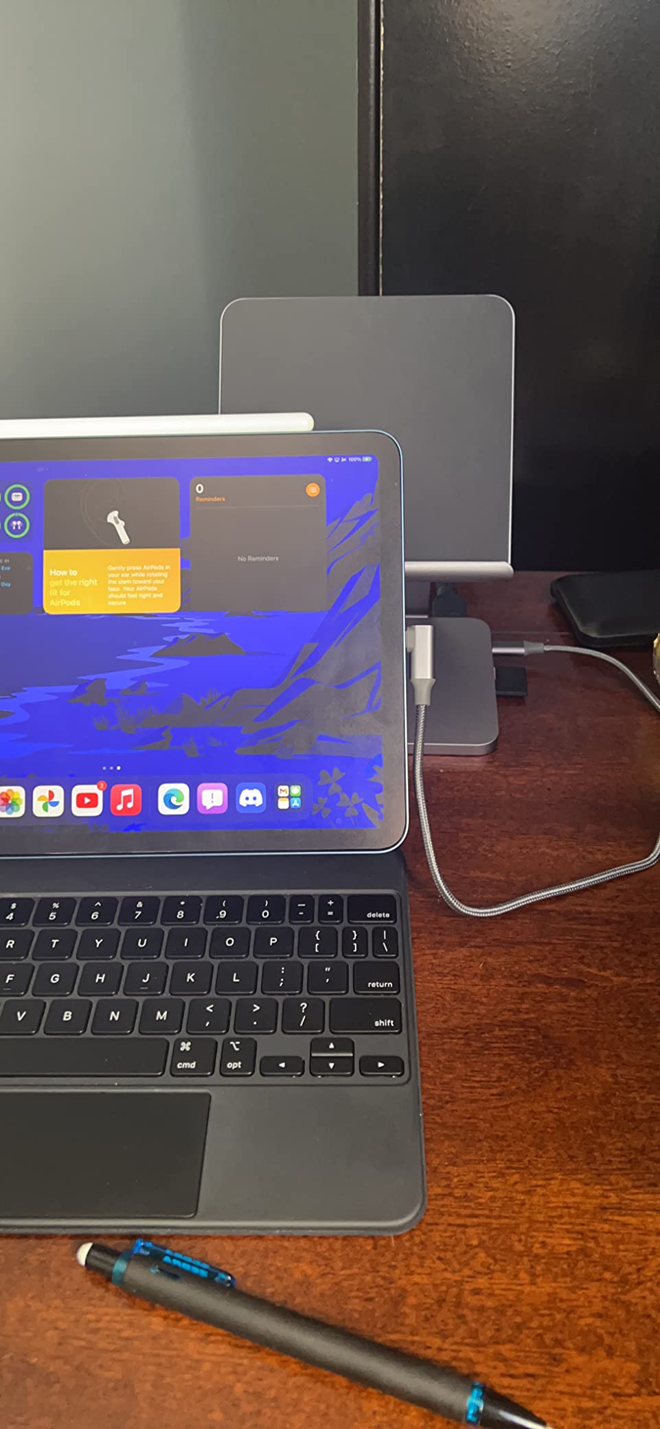Anker USB C Hub for iPad, 551 USB-C Hub (8-in-1), with Foldable Tablet Stand, 4K HDMI, 2 USB-A Data Ports, 100W PD-IN, SD/TF Card Reader customer photo 1