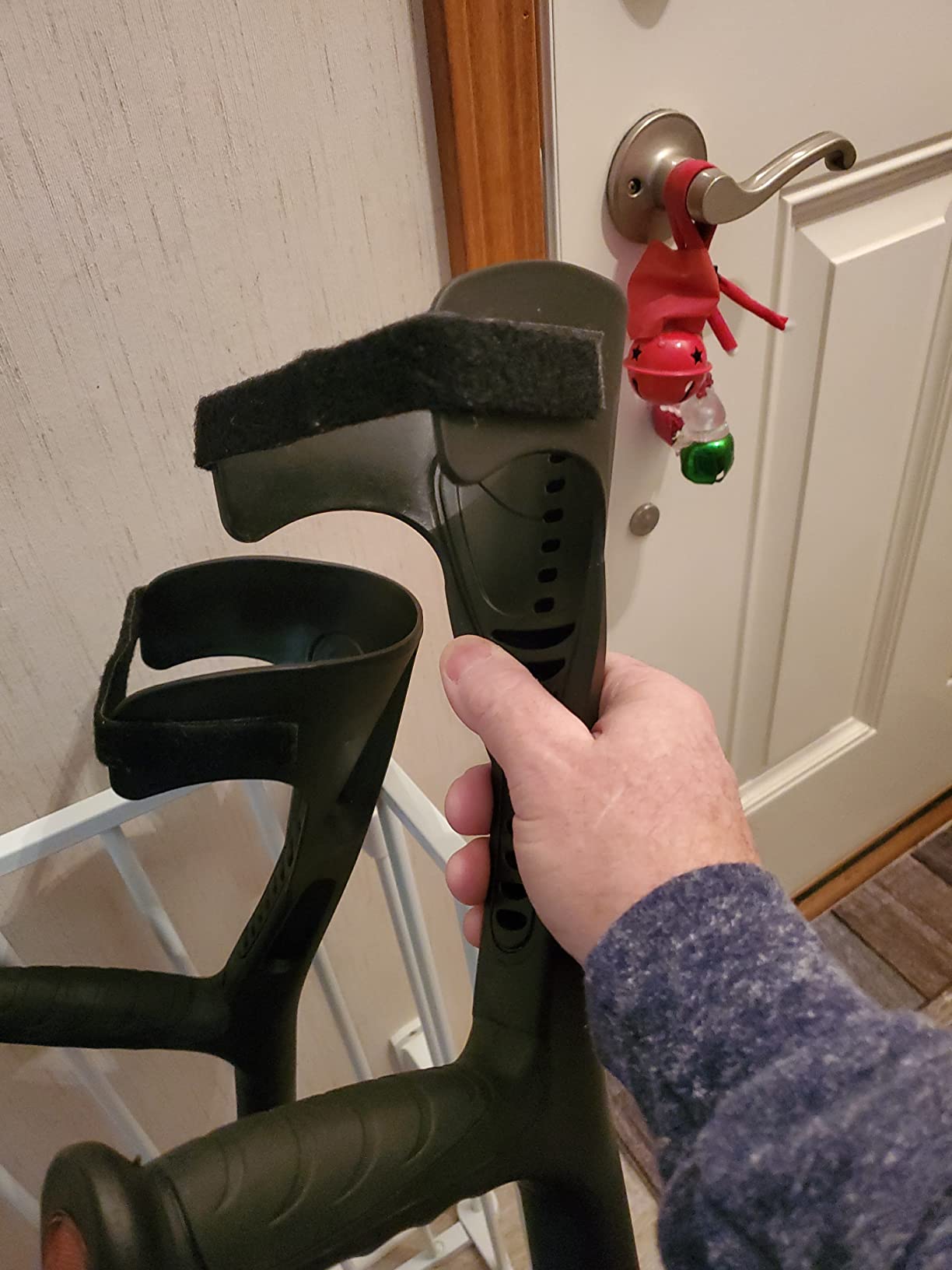 PEPE Mobility Folding Crutches for Adults, Open Cuff, Adjustable Height, Aluminium, Orthopaedic, Elbow Crutches Women and Men, Black customer photo 2