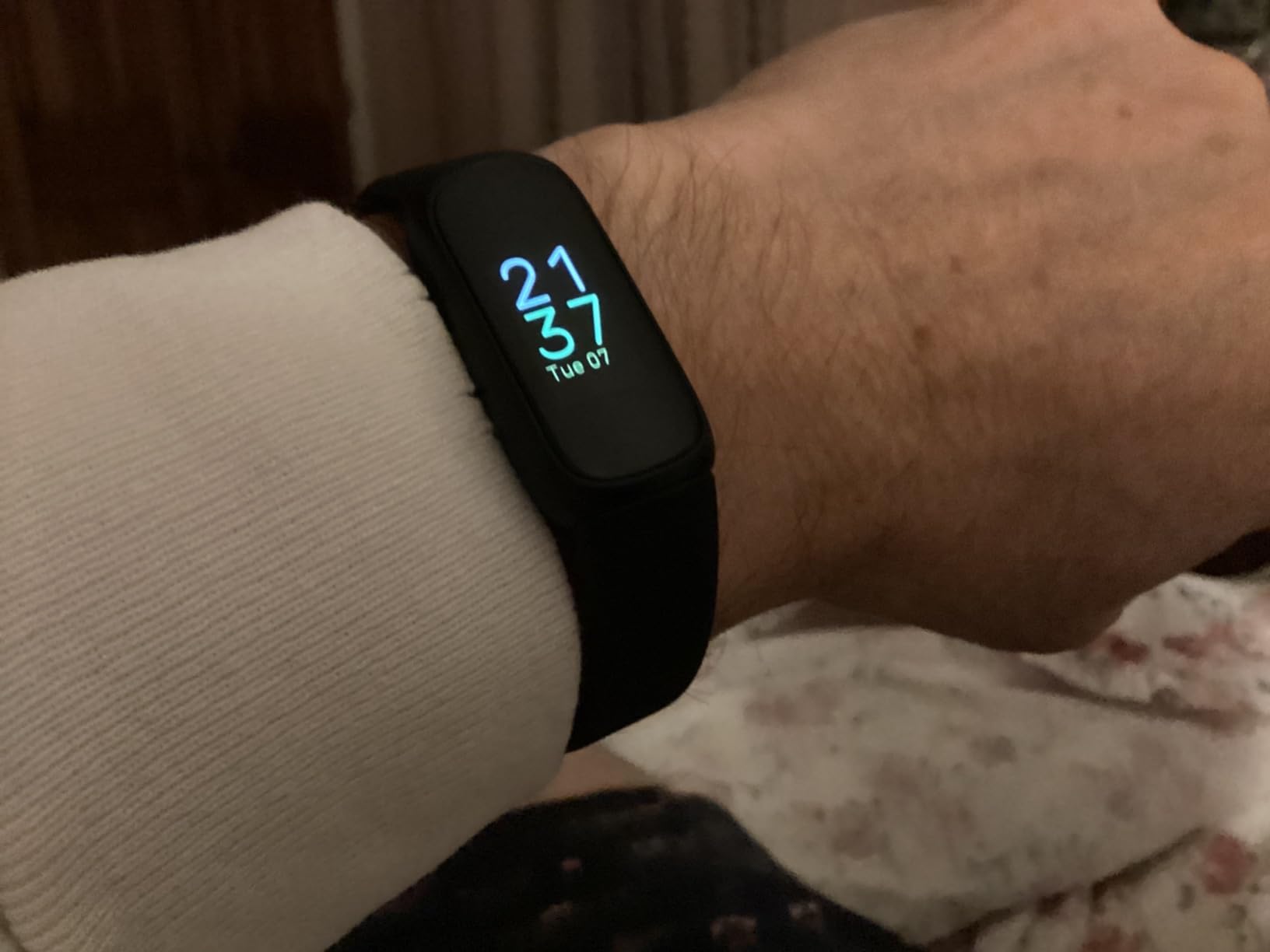 Fitbit Inspire 3 Health & Fitness Tracker with Stress Management, Workout Intensity, Sleep Tracking, 24/7 Heart Rate - 3-Month Google Health Premium Membership Included - Midnight Zen/Black customer photo 2