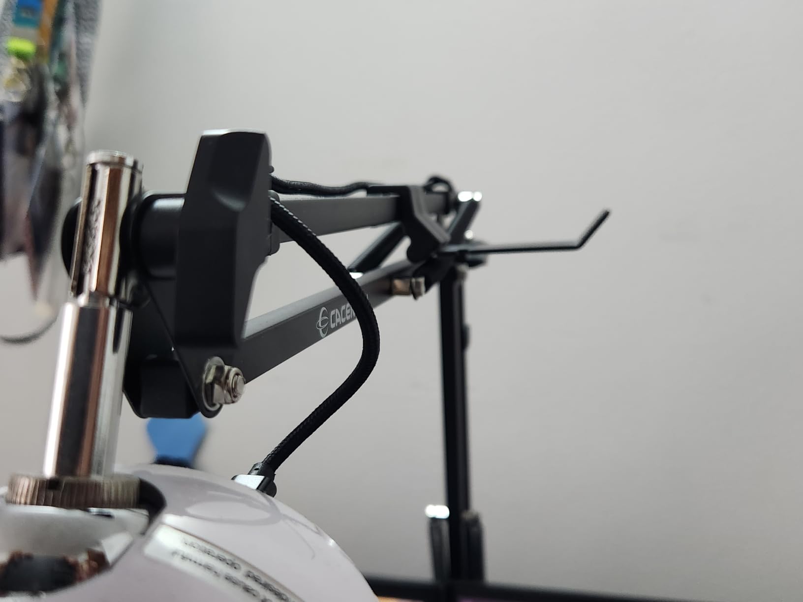 CACENCAN Boom Arm, 360° Rotatable Microphone Stand with Desk Mount, Foldable Desk Mic Arm with 3/8'' to 5/8'' Screw Adapter, Microphone Arm for Live Streaming, Gaming, Podcasting customer photo 1