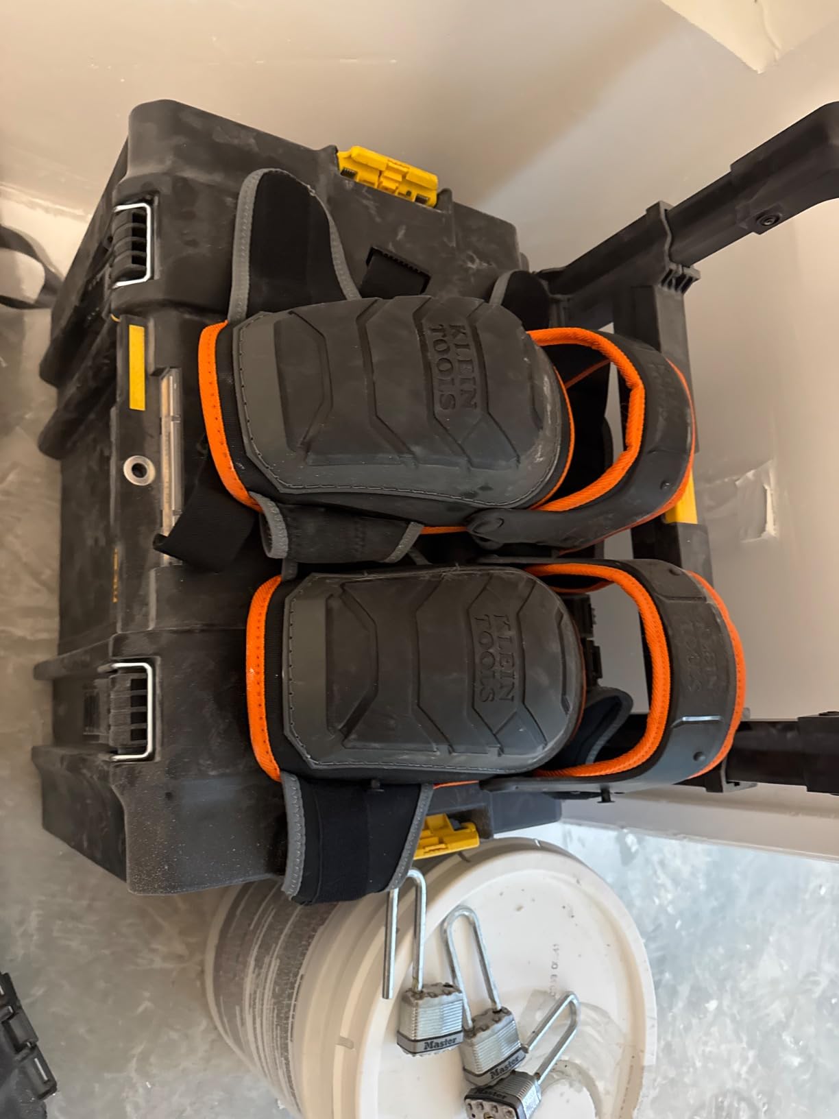Klein Tools 60491 Hinged Knee Pads, Heavy Duty Gel Foam Protective Knee Pads with Quick-Fasten Buckle and Thigh Strap, Black customer photo 2