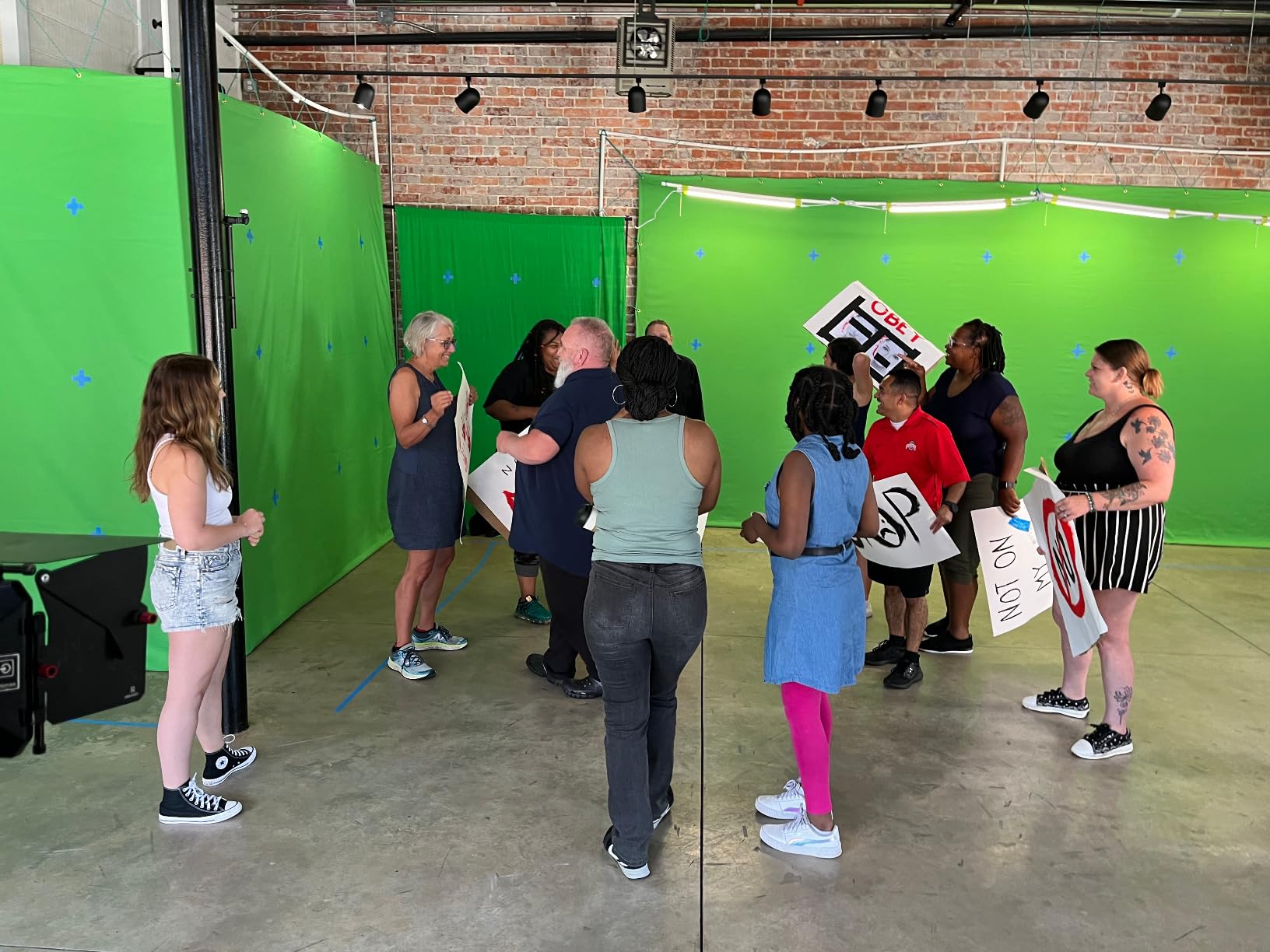 10X20ft Large Green Screen Backdrop for Photography, LCUIRC Two Rod Pocket Chromakey Collapsible Green Polyester Curtain with 4 Clamps for Photography, Zoom Meeting and Game Live Steaming customer photo 2