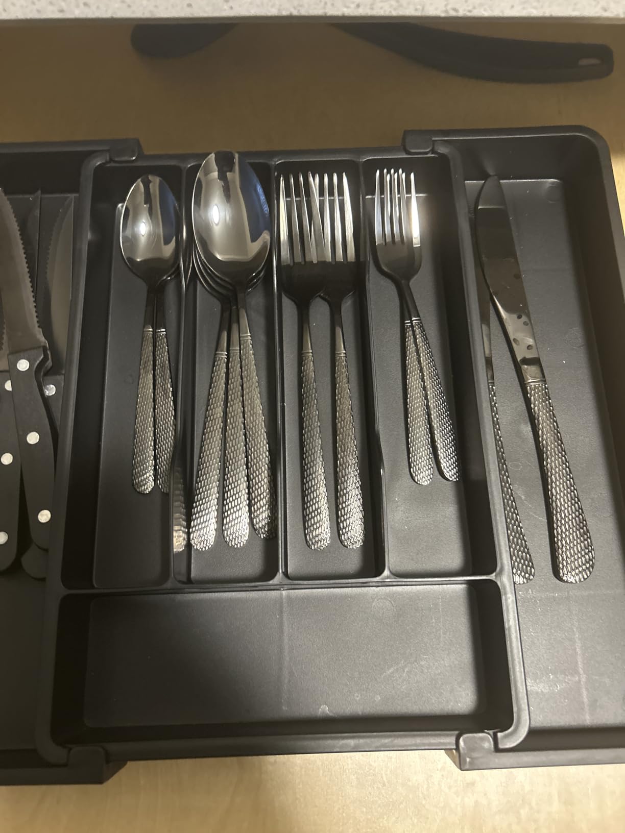 EWFEN 24-Piece Black Silverware Set with Steak Knives, Black Flatware Set for 4, Food-Grade Stainless Steel Tableware Cutlery Set, Mirror Finished Utensil Sets for Home Restaurant, Round Edge customer photo 2