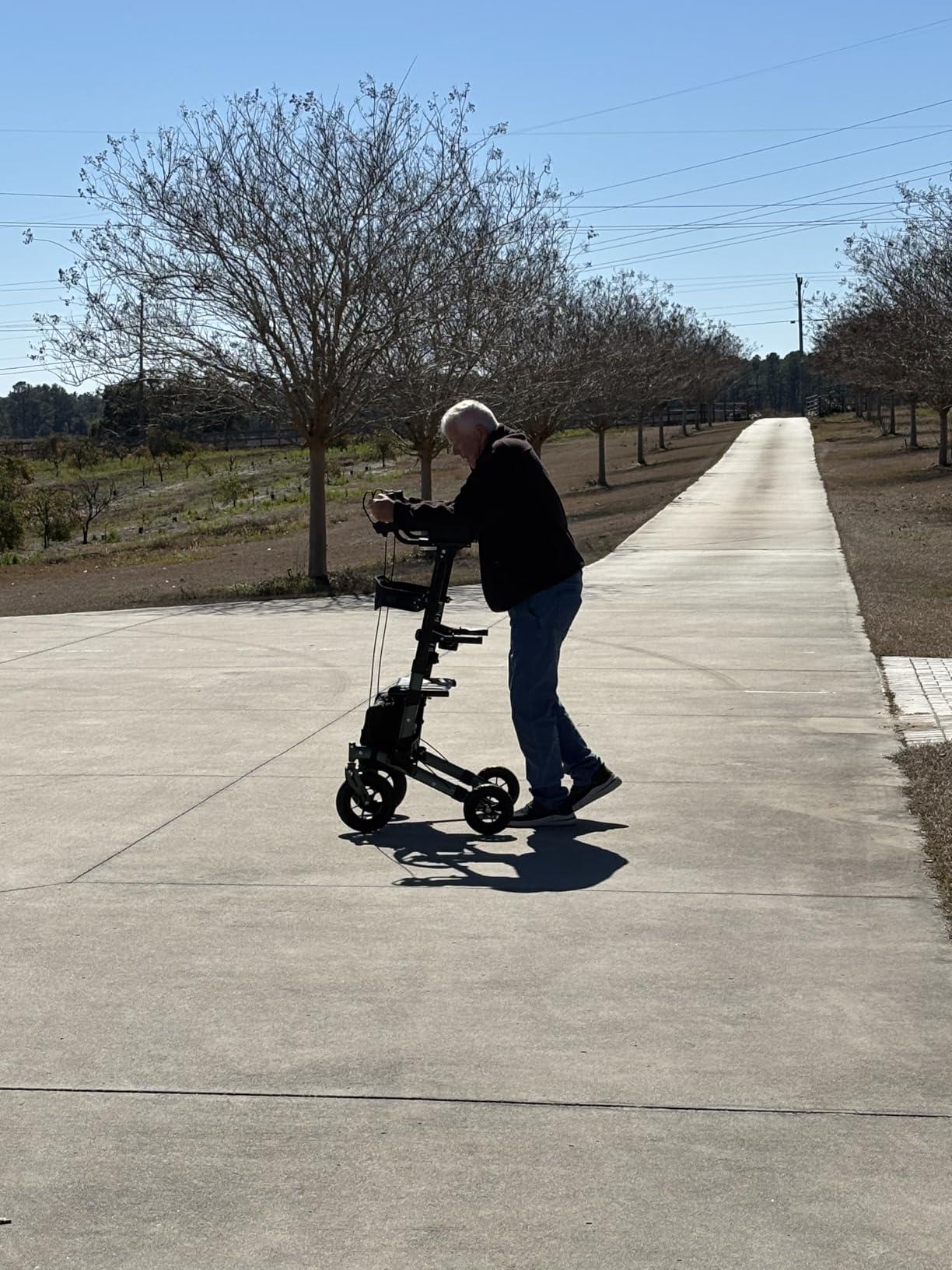 Helavo Upright Walker with Seat, Foldable Stand Up Walker with Rubber Tires | All Terrain Tall Standing Rollator, Padded Armrests, Height Adjustable, Aluminium Frame, 22.7 lbs, 300 lbs Capacity customer photo 2