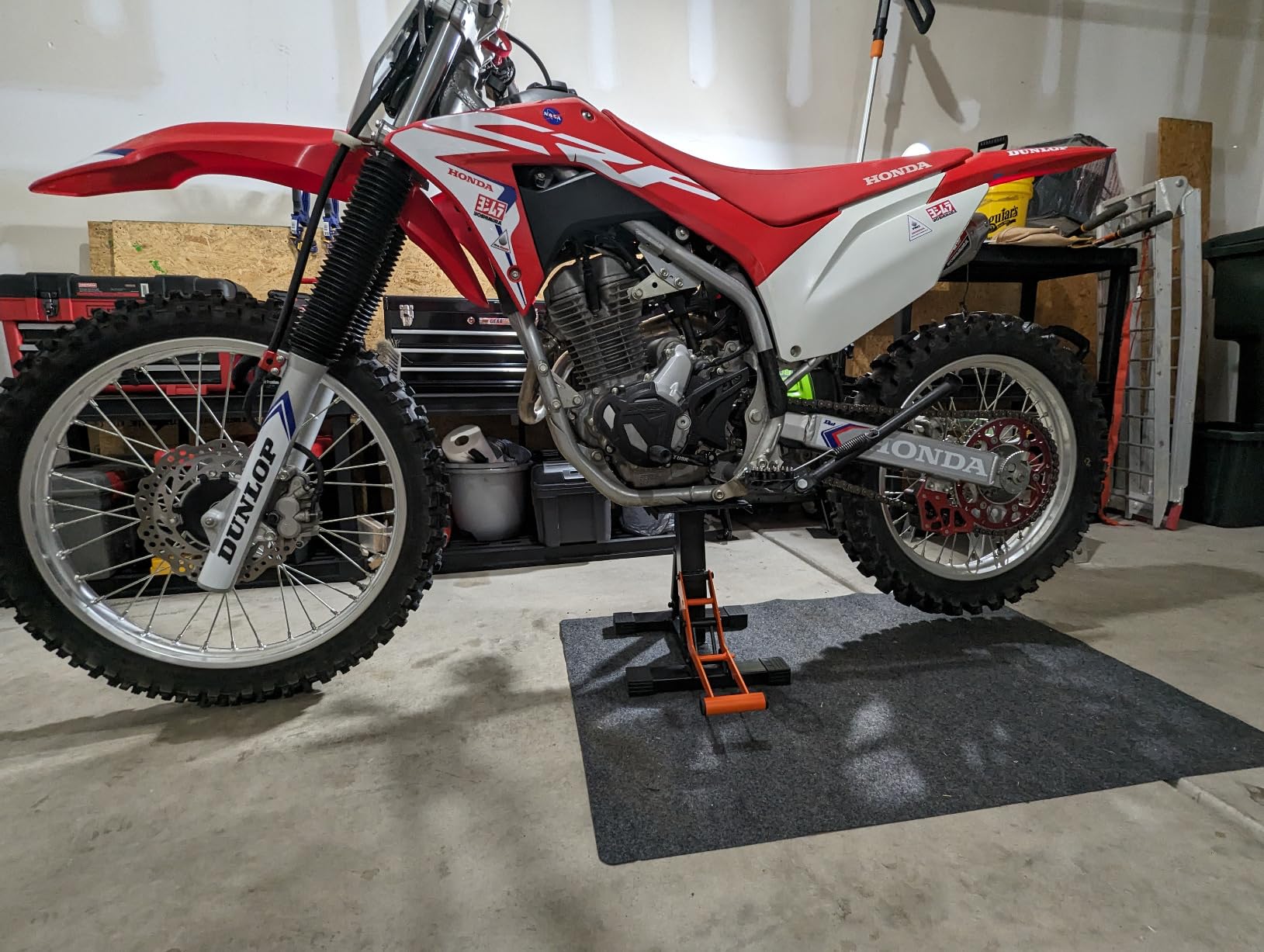VEVOR Dirt Bike Lift Stand, Motorcycle Jack Lift Stand 440 lbs Capacity and Hydraulic Lift Operation, Adjustable Height Hoist Table, for Dirt Pit Bike Repair, Maintenance, Dirt Bike Accessories customer photo 2