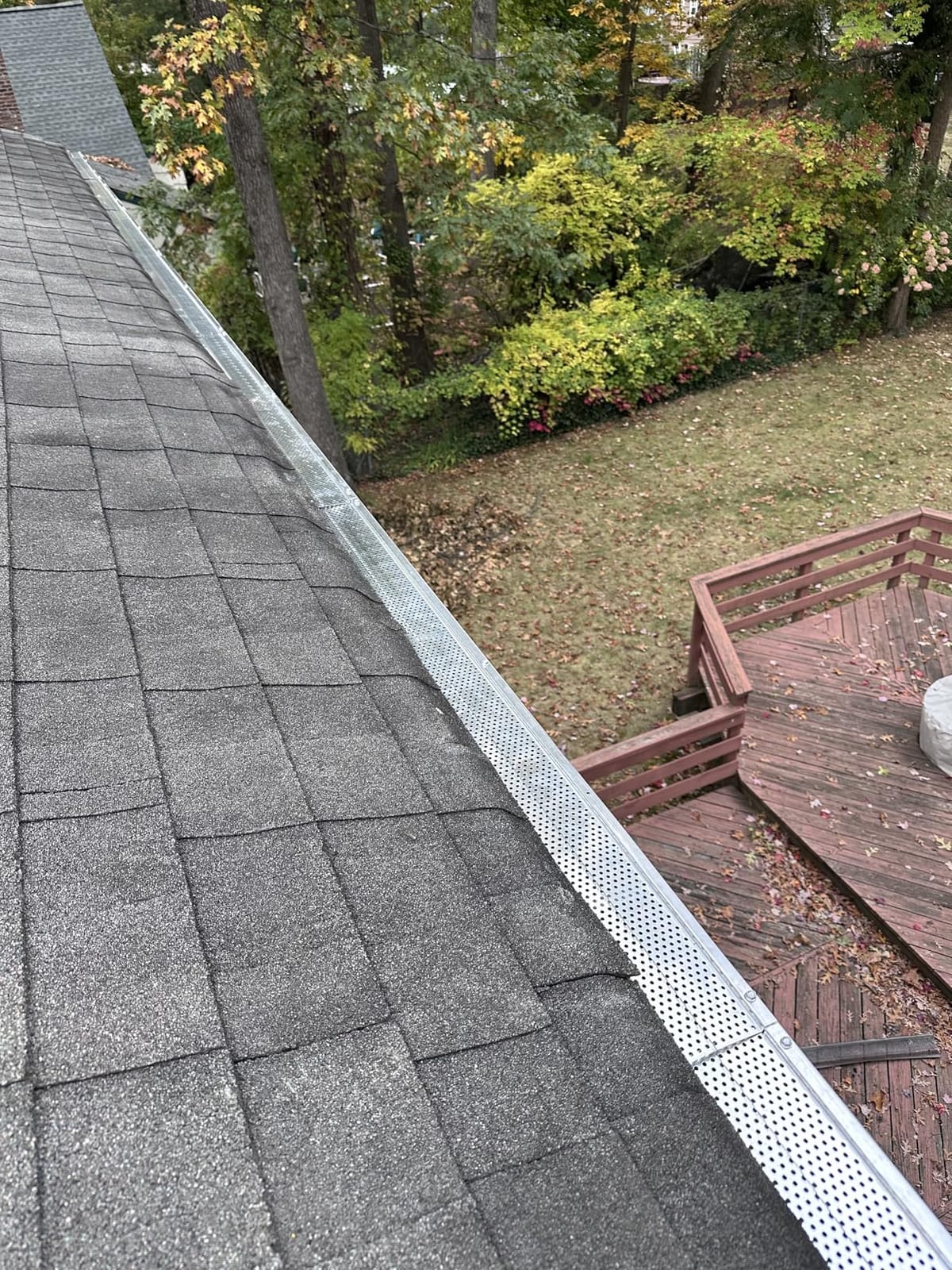 VEVOR Gutter Guard, 5 inch Width, Aluminum Leaf Filter DIY Gutter Cover, 26 PCS 104 ft Total Length, 0.157'' Hole Diameter & 0.02'' Thick Fits Any Roof or Gutter Type customer photo 2