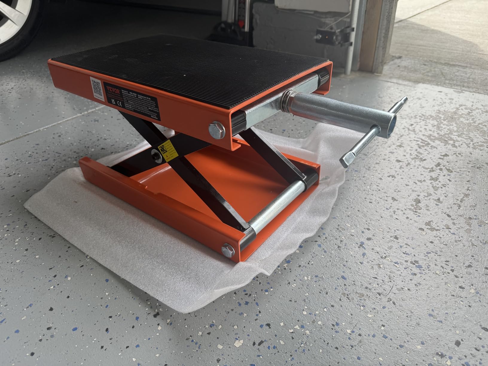 VEVOR Hydraulic Motorcycle Lift Table, 350 lbs Capacity Motorcycle Scissor Jack Lift with Wide Deck, J-Hooks, 4 Wheels, Hydraulic Foot-Operated Jack Stand for ATV Dirt Bikes customer photo 2