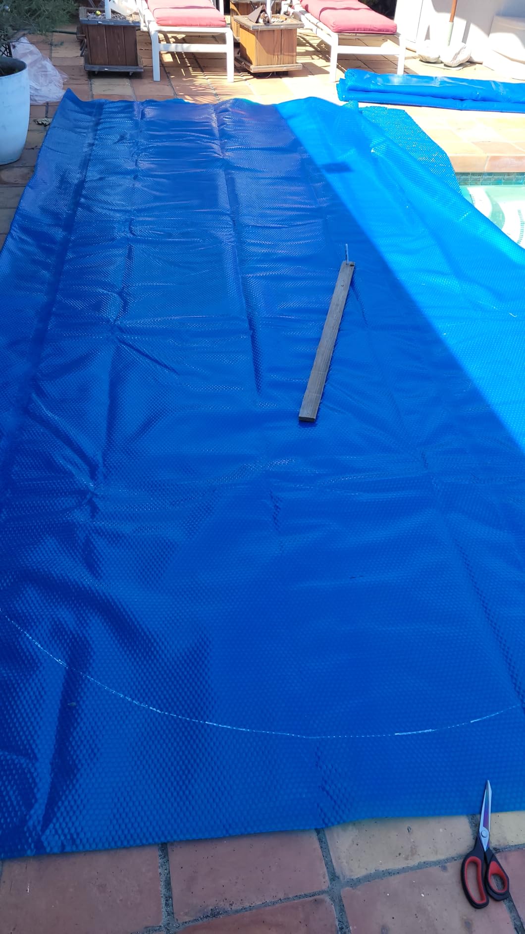 VINGLI 12x24ft Solar Pool Cover 12mil Rectangle Blue | Heats Retaining / Cuts 95% Evaporation / 12mil PE Resists Tears / Bubble Core Traps Heat / Easy to trim & install customer photo 1