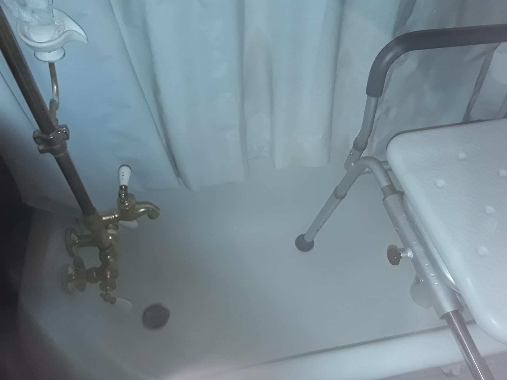 VEVOR Sliding Tub Transfer Bench with 360 Degree Swivel Seat, Height Adjustable Bathtub Transfer Bench with Armrest & Safety Belt, Non-Slip Rotating Shower Chair for Elderly Disabled, 400LBS Capacity customer photo 2