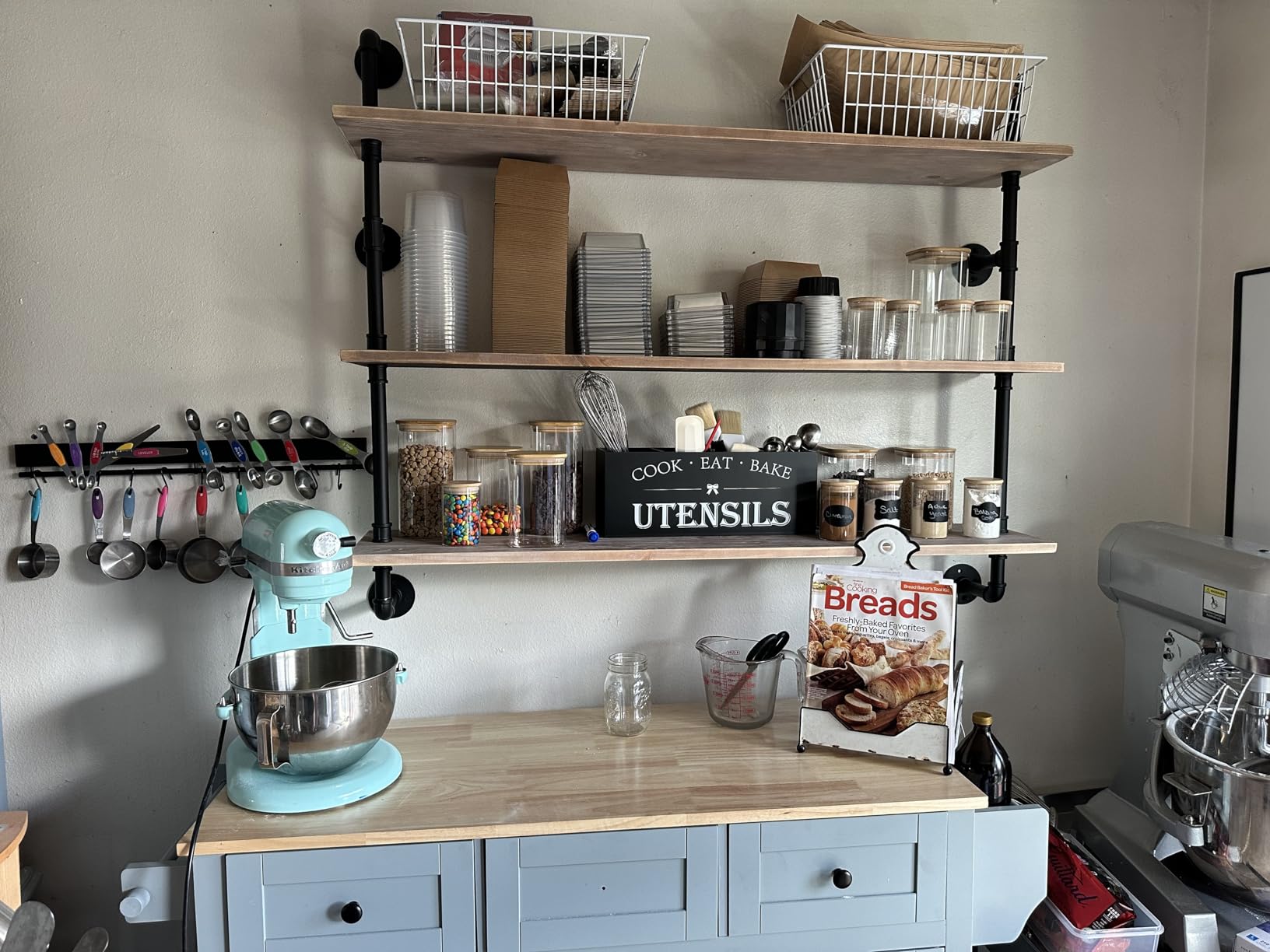 HDDFER Industrial Pipe Shelf Shelving Bookcase, Wall Mounted Rustic Bookshelf, Floating Bookshelves for Wall, Retro Wood Metal Pipe Industrial Shelves for Living Room customer photo 1