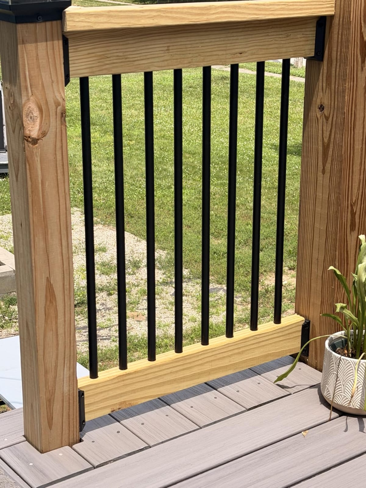 105 Pack 26 inch Aluminum Balusters for Deck Railing, Black Round Metal Spindles for Staircase, 3/4