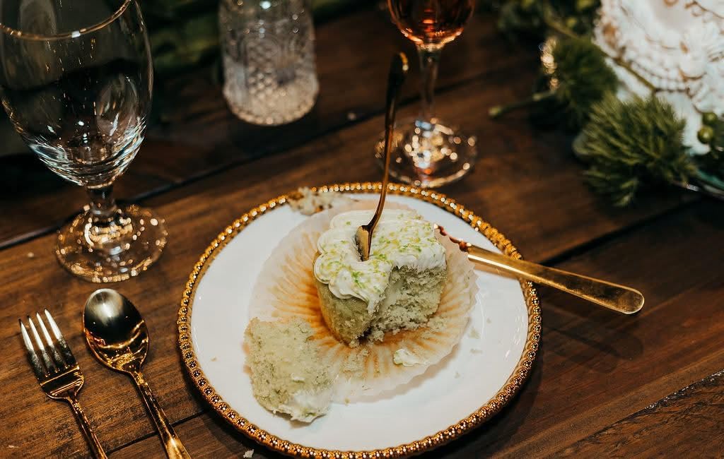 Christian Siriano Akoya Porcelain Dinnerware Set, 12-Piece - Dish Set for 4, Plates and Bowls Set, White and Gold customer photo 1