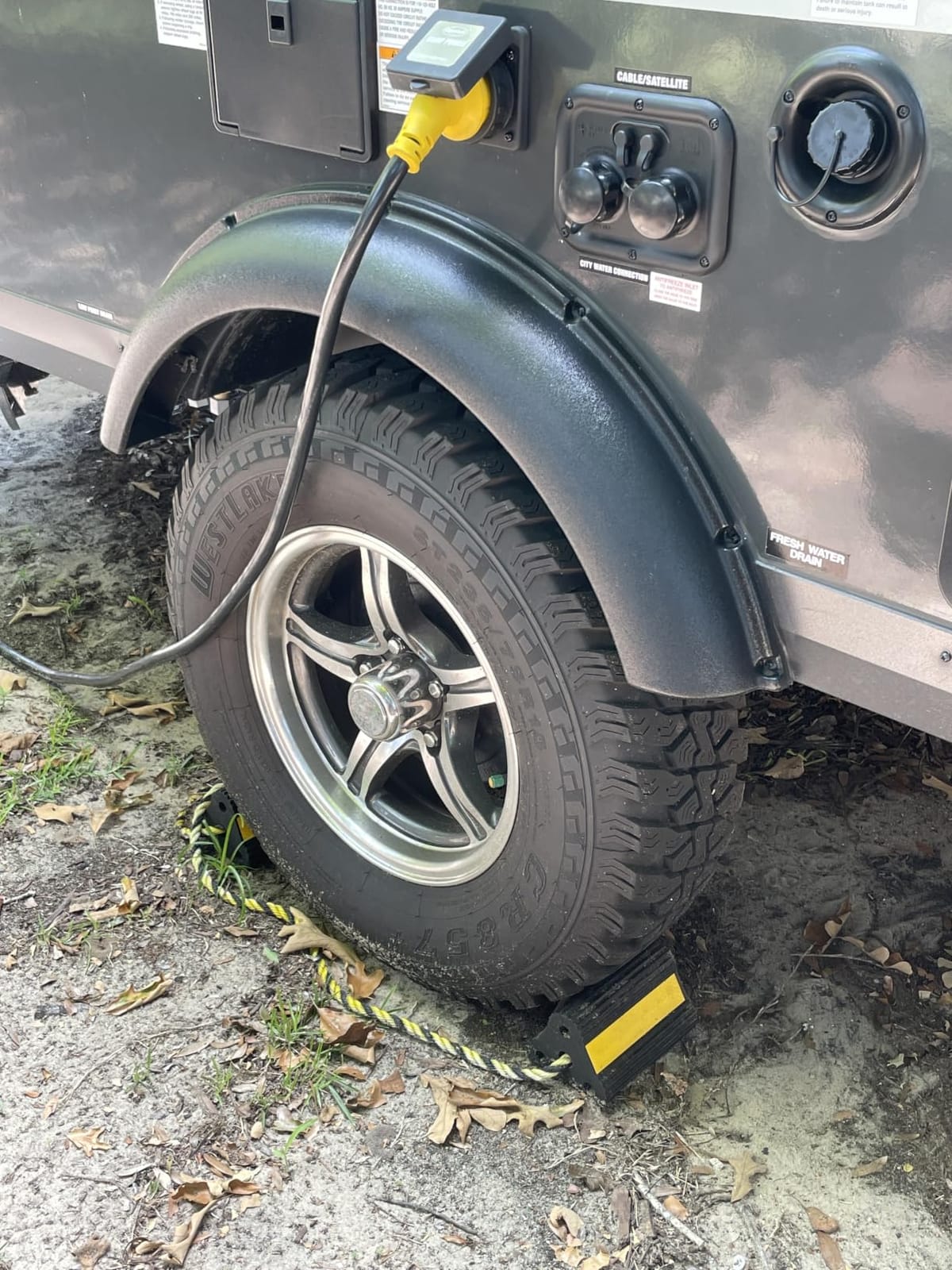 ROBLOCK Wheel Chocks (2pair/4pack with Rope) for RV Trailer Camper Truck Car Aircraft, Versatile Heavy Duty Rubber Wheel Chocks Block with 3 Reflective Strips, Tire Wheel Immobilizers & Chocks customer photo 1