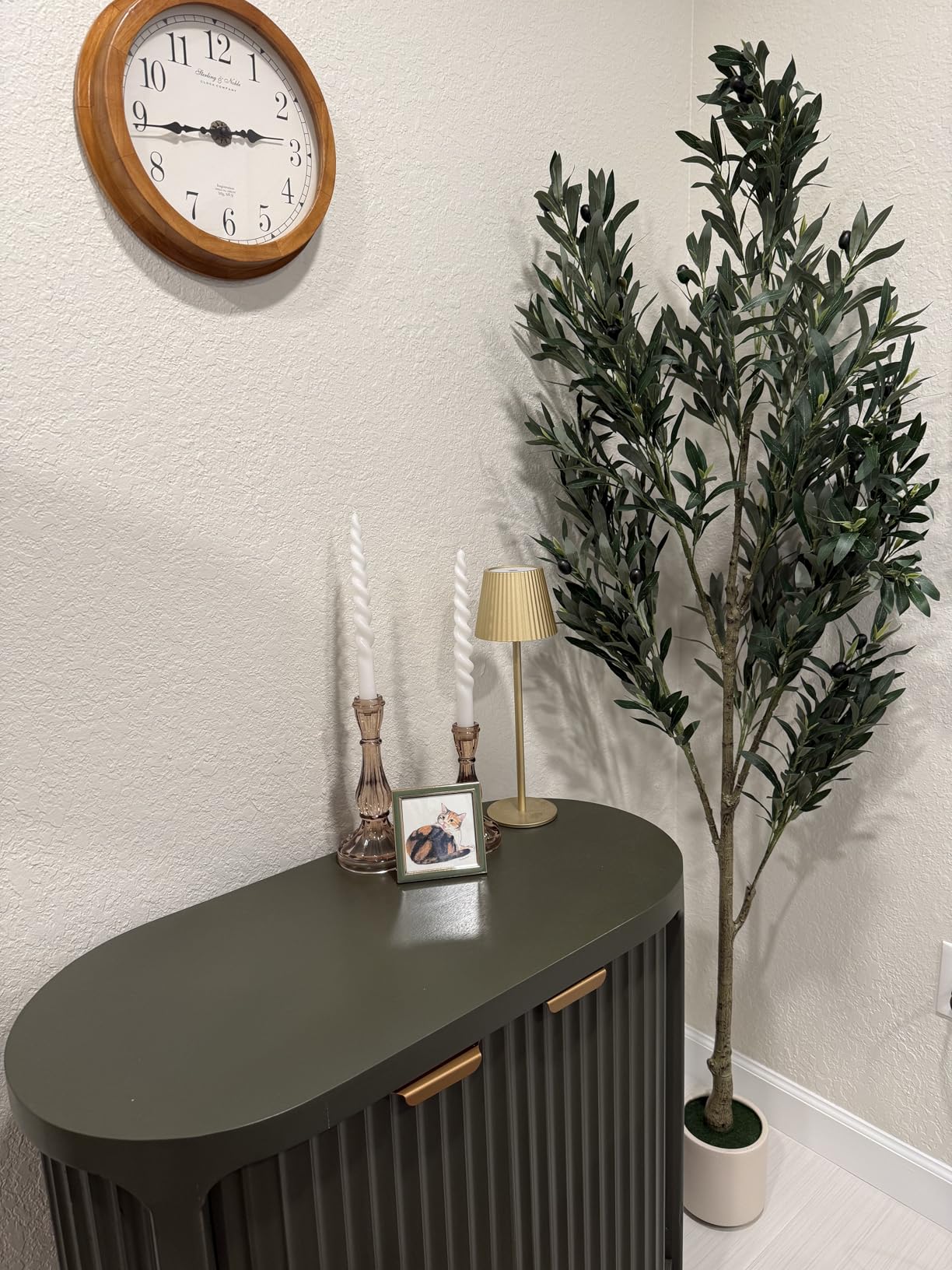 Alupssuc 6FT Artificial Olive Trees, Faux Silk Plant with Lively Artificial Trunk and Lifelike Fruits, Indoor Fake Potted Tree with White Planter for Modern Home Office Living Room Decor customer photo 2