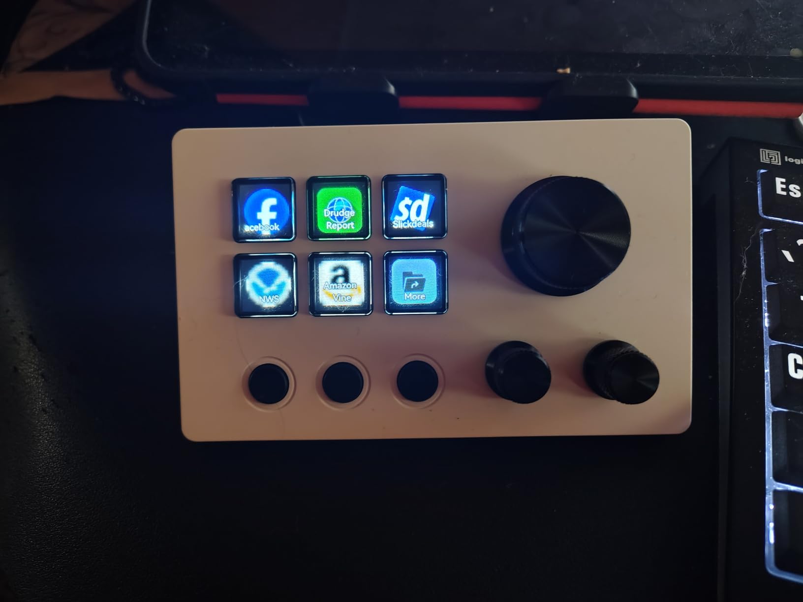 Basicolor Stream Controller Deck, Macro Keypad, Gaming Shortcut Keyboard | 6 Customizable LCD Keys and 3 Dials, Trigger Actions in OBS/Twitch/YouTube, Work Efficiency Device, Compatible with PC and Mac (N3 White) customer photo 1