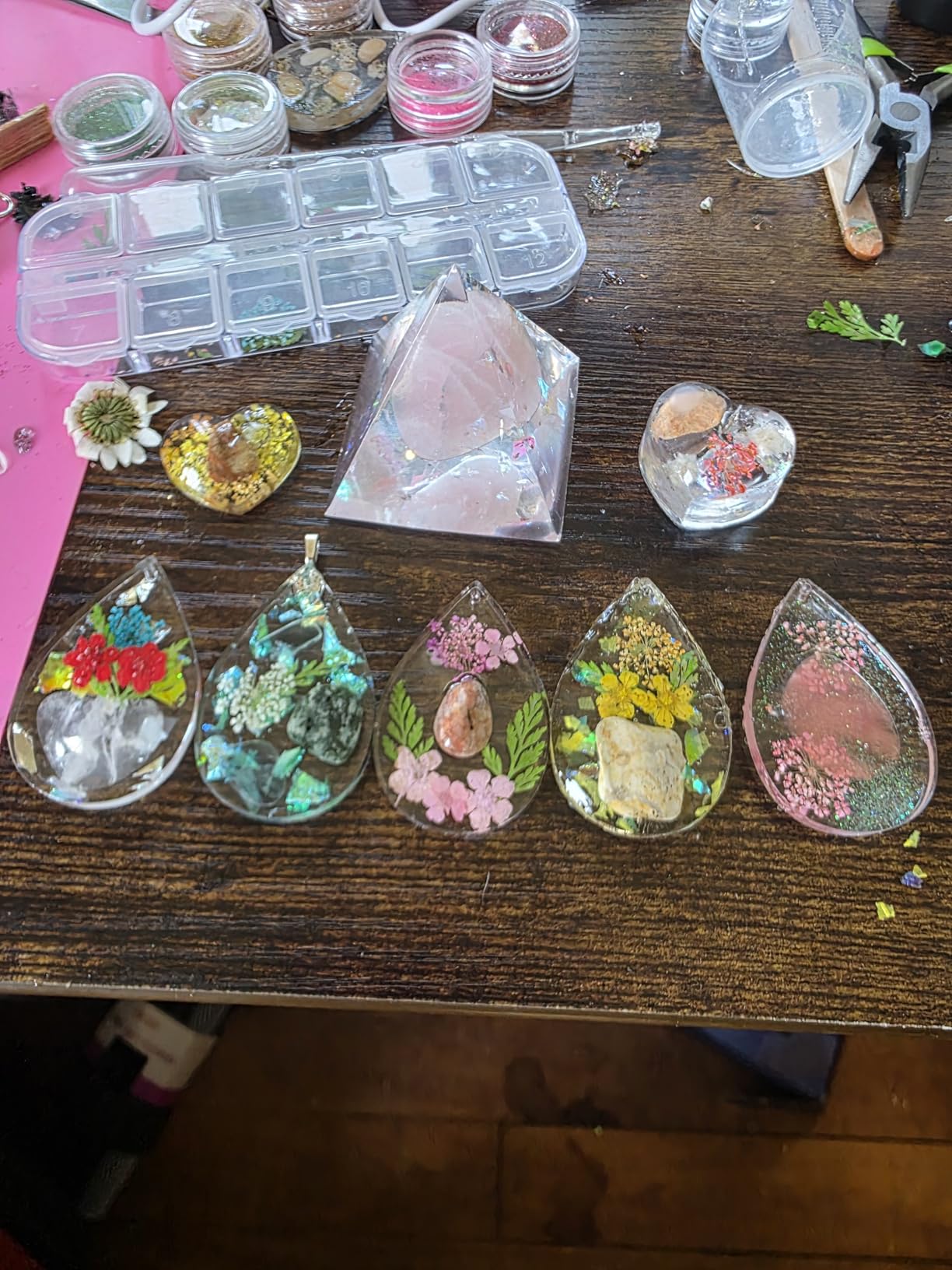 LET'S RESIN All-Inclusive Keychain Making Kit, 12-Color UV Resin with Keychain Molds Silicone, UV Light, 6 Styles Flower and Heart Open Bezels for Resin, Jewelry Making Kit for Beginners, Craft Decor customer photo 2