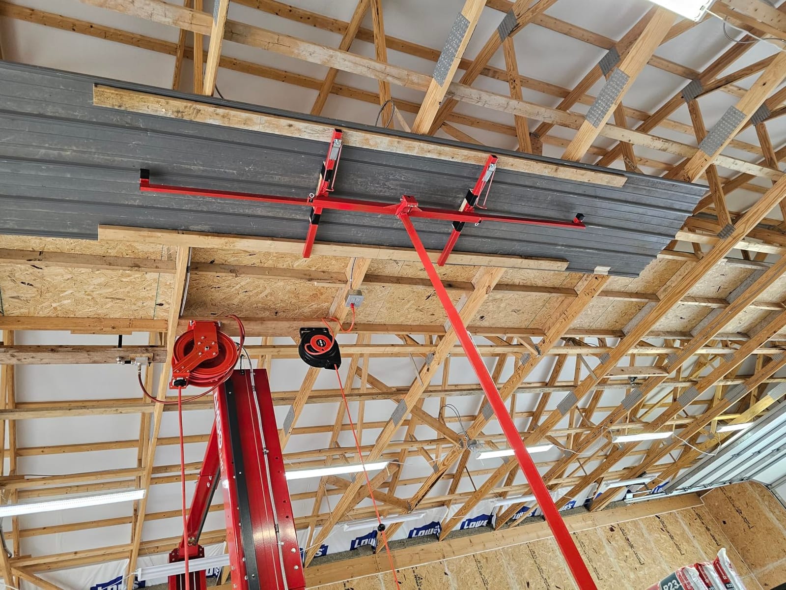 VEVOR 11ft Drywall Lift, Heavy-Duty 150 lbs Sheetrock Hoist with Adjustable Telescoping Arm, Lockable Wheels customer photo 1