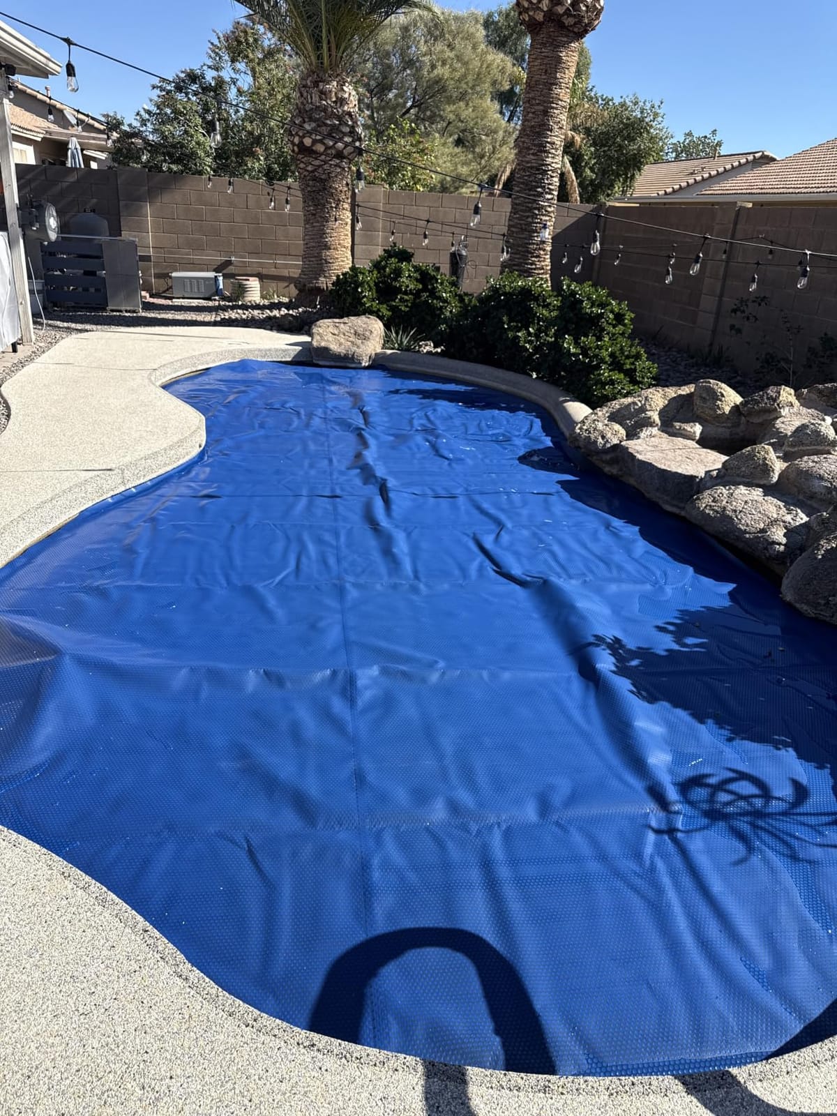 VEVOR Solar Pool Cover 32 x 16 ft 16 Mil Pool Bubble Cover Blue & Black | Solar Blanket with Dual Heat-Locking Air Layer for Pools, Daytime Heat Absorption, Nighttime Heat Retention, Cuttable Design customer photo 1
