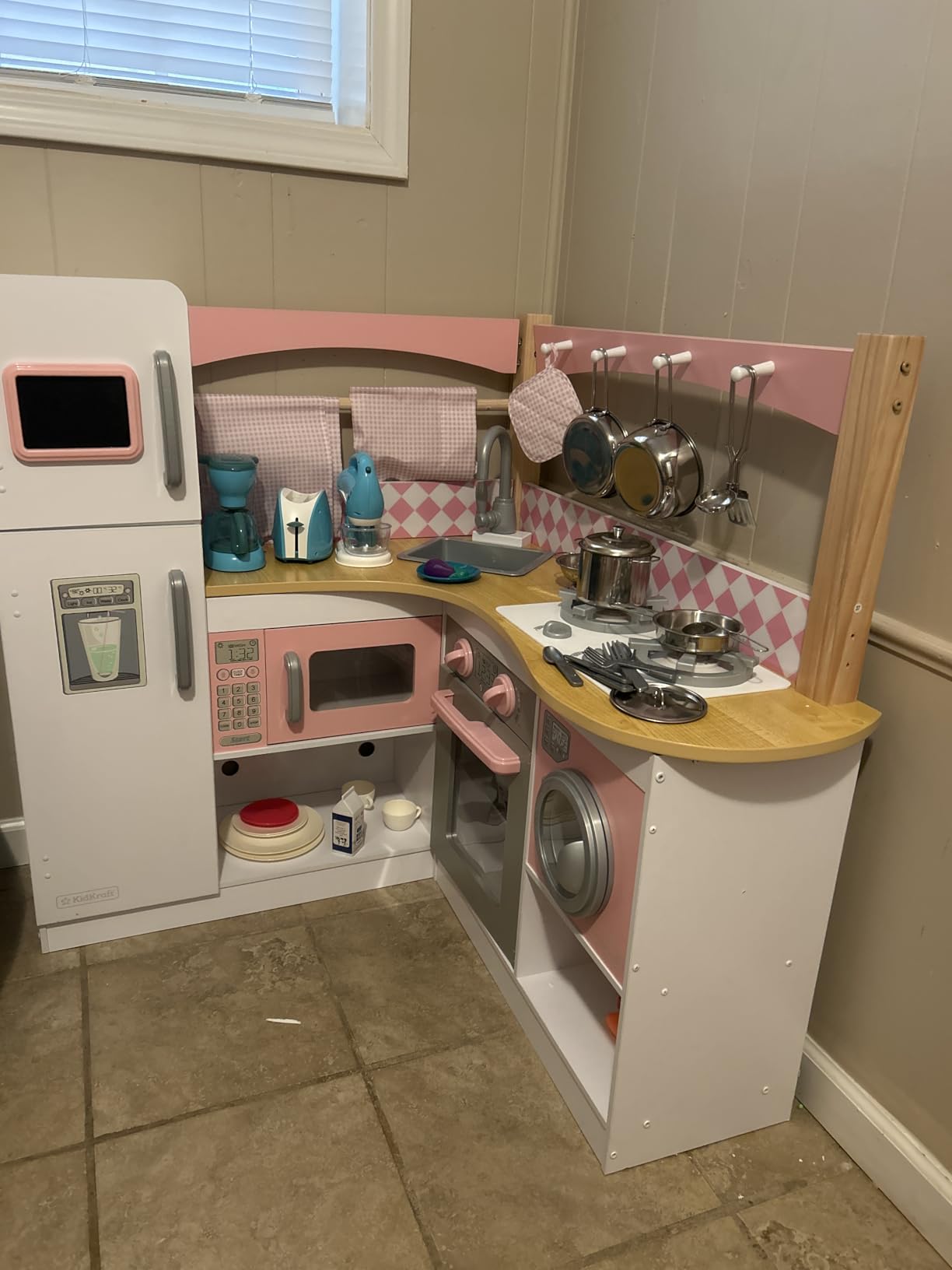 KidKraft Grand Gourmet Corner Wooden Play Kitchen with Washer, Chalkboard, Curtains and 4 Accessories, Gift for Ages 3+ customer photo 2