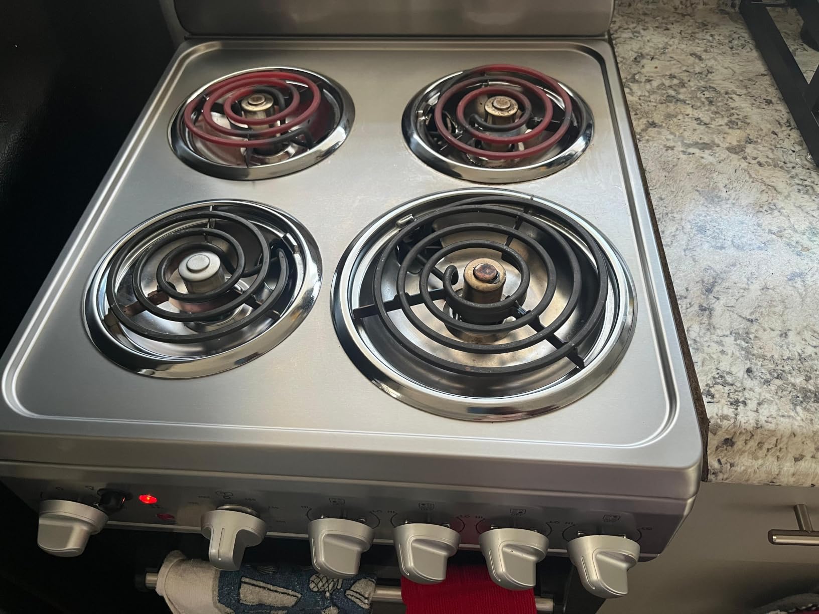 Avanti Electric Range Oven Compact Design, 2.1-Cu.Ft. Capacity with 4 Coil Burners, Framed Glass Oven Door, Storage Drawer and Broiler with Pan, 20-Inch, White customer photo 2