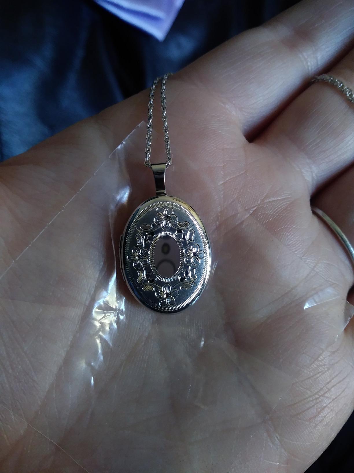Amazon Essentials Oval Hand Engraved Locket Necklace, 18