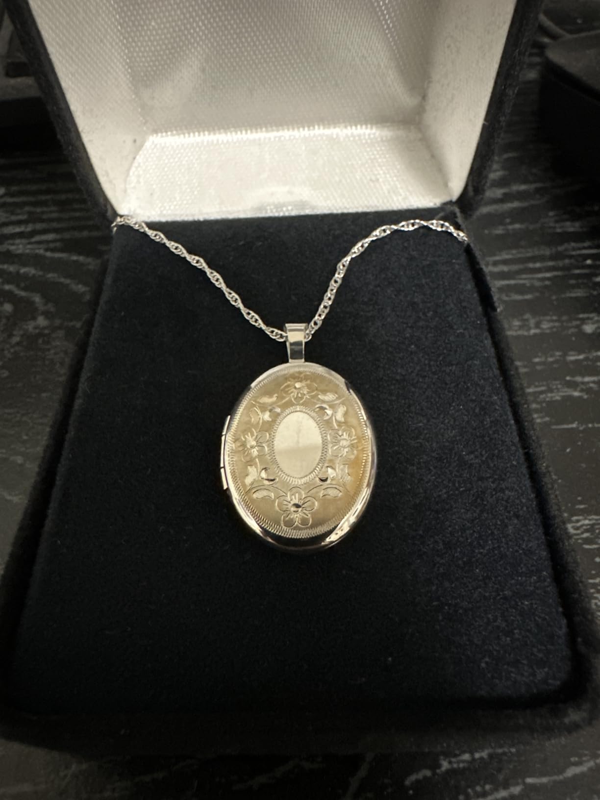 Amazon Essentials Oval Hand Engraved Locket Necklace, 18