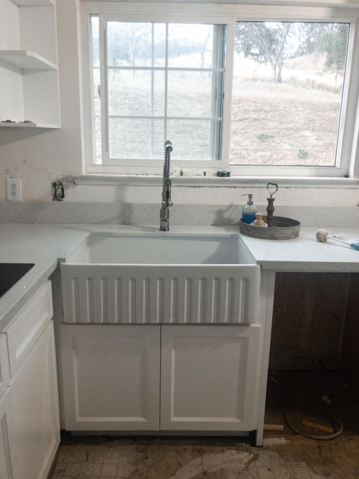 Ruvati 33x20-in White Reversible Fireclay Farmhouse Sink - RVL2300WH customer photo 2