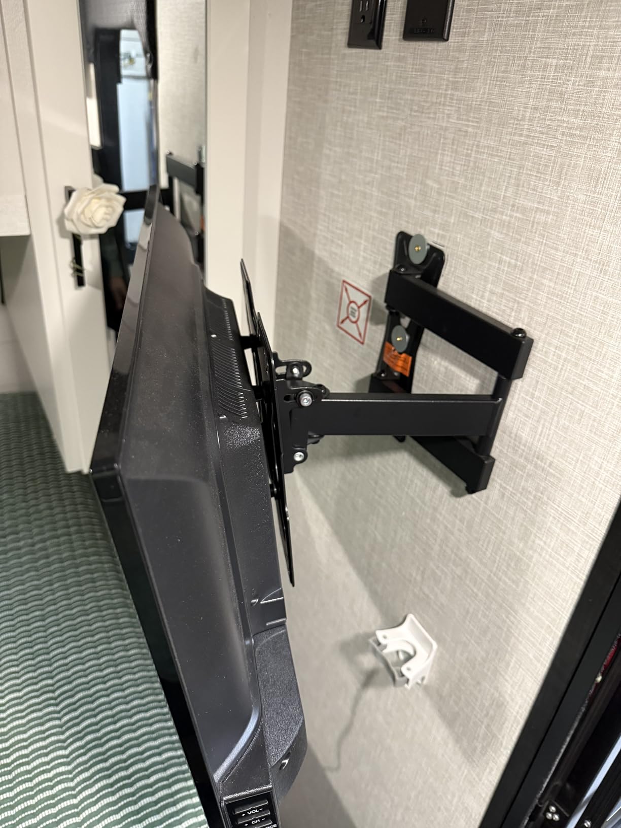 USX MOUNT UL Listed Full Motion TV Mount, Swivel Articulating Tilt TV Wall Mount for 26-65 Inch LED, 4K, Wall Mount Bracket with VESA 400x400mm Up to 77lbs, Perfect Center Design -XMM006-1 customer photo 1